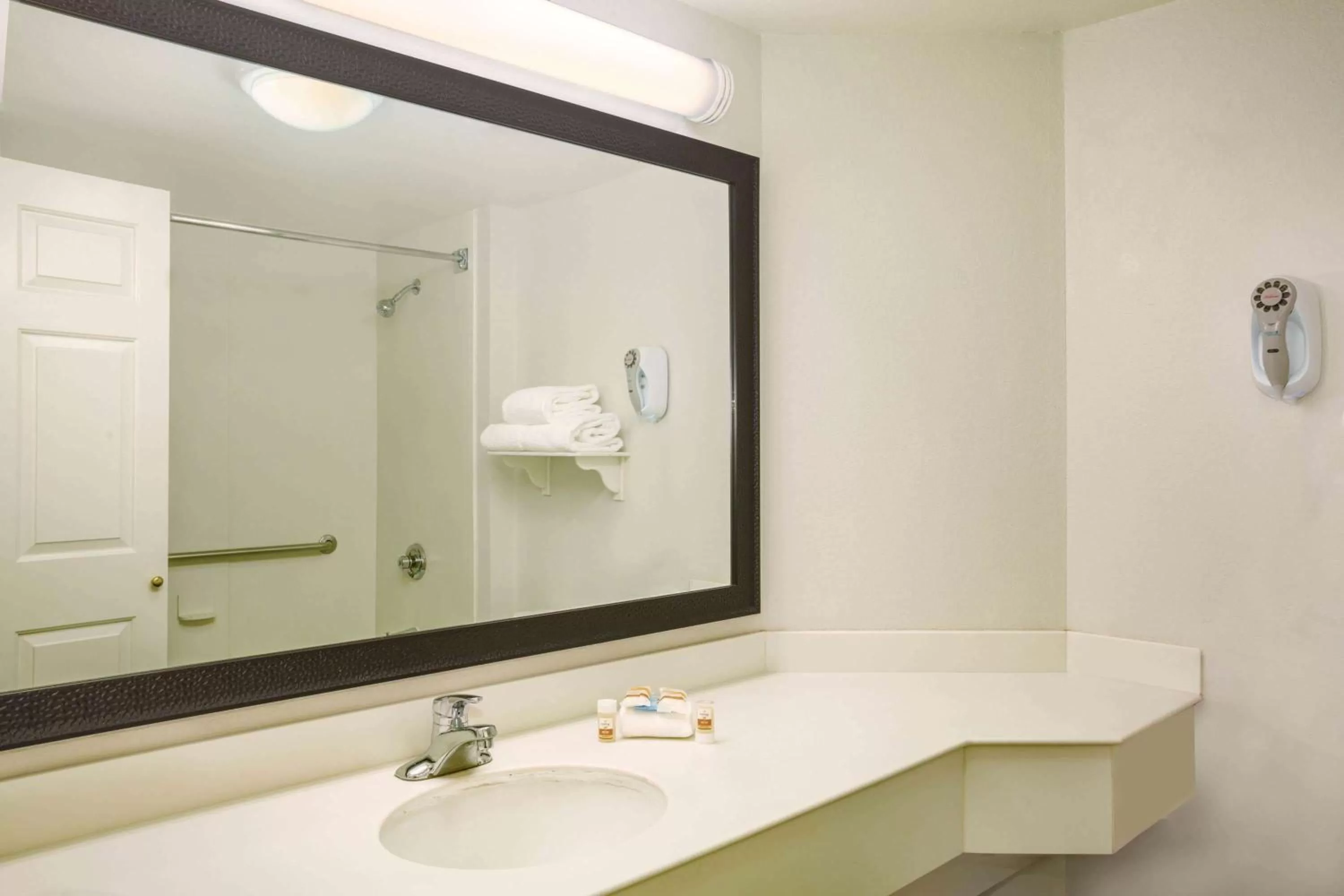 Bathroom in La Quinta by Wyndham St. Louis Westport