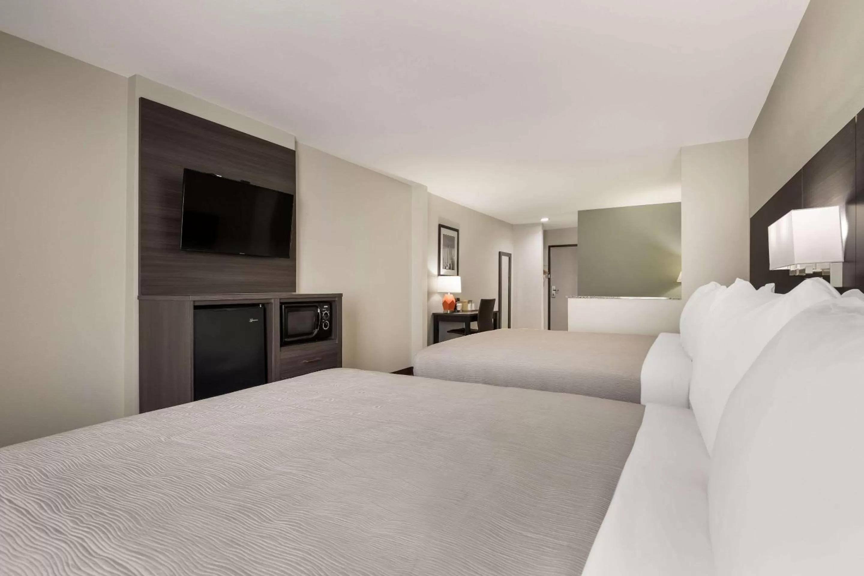 Bedroom, Bed in Quality Suites Tulsa I-44