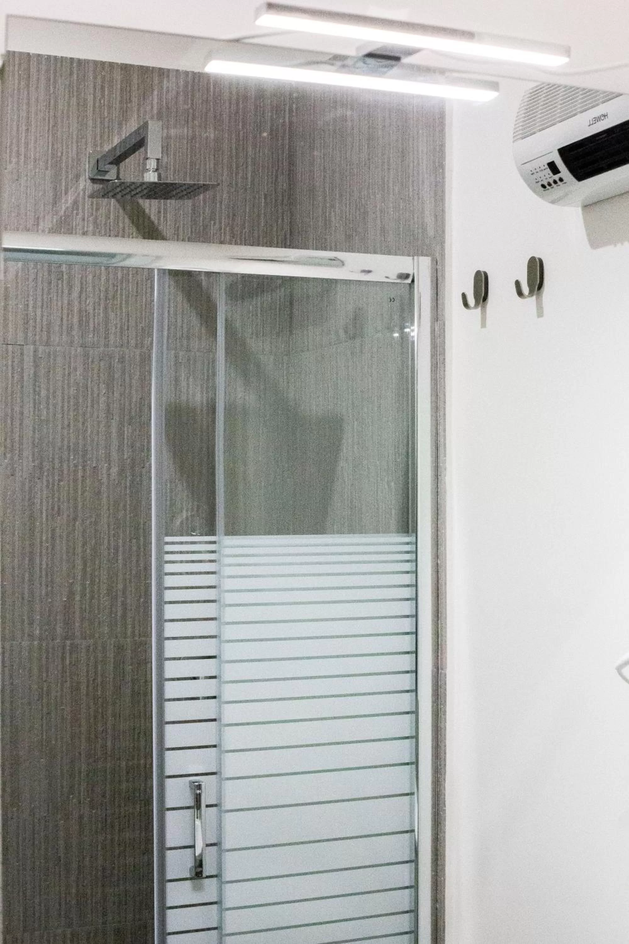 Shower, Bathroom in Mamì B&B