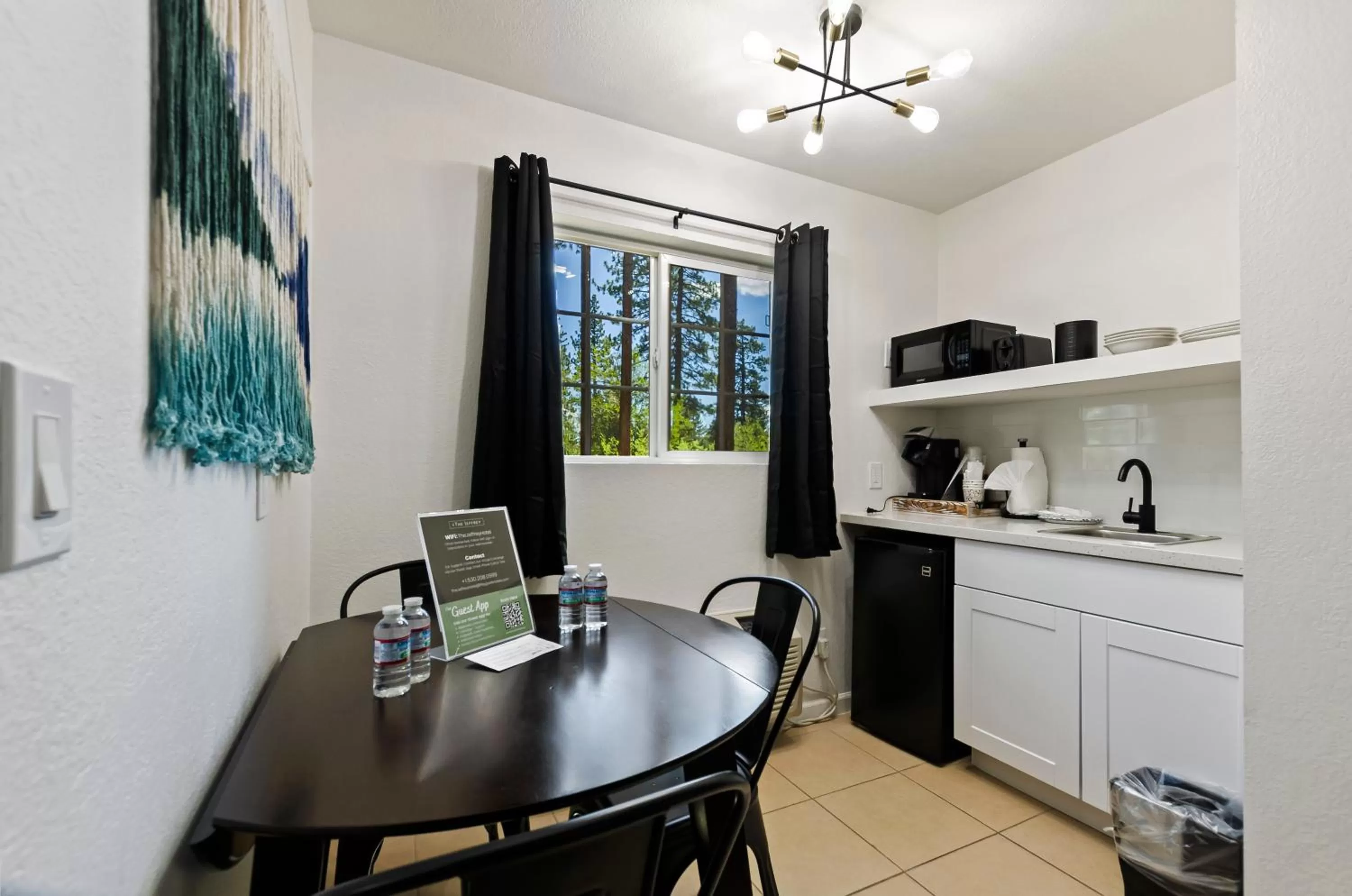 Kitchen or kitchenette in The Jeffrey Hotel