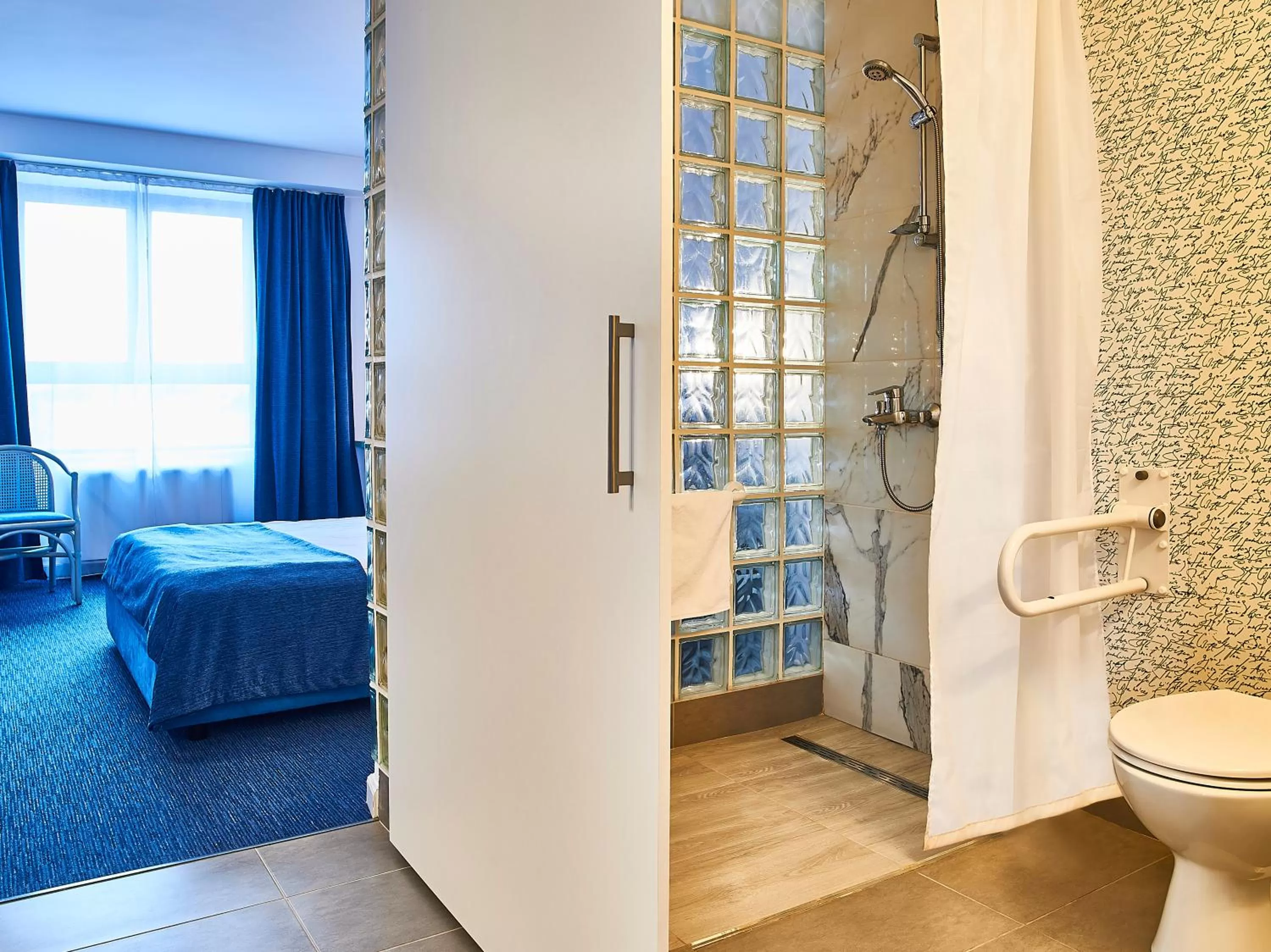 Bathroom, Bed in Continental Forum Tirgu Mures