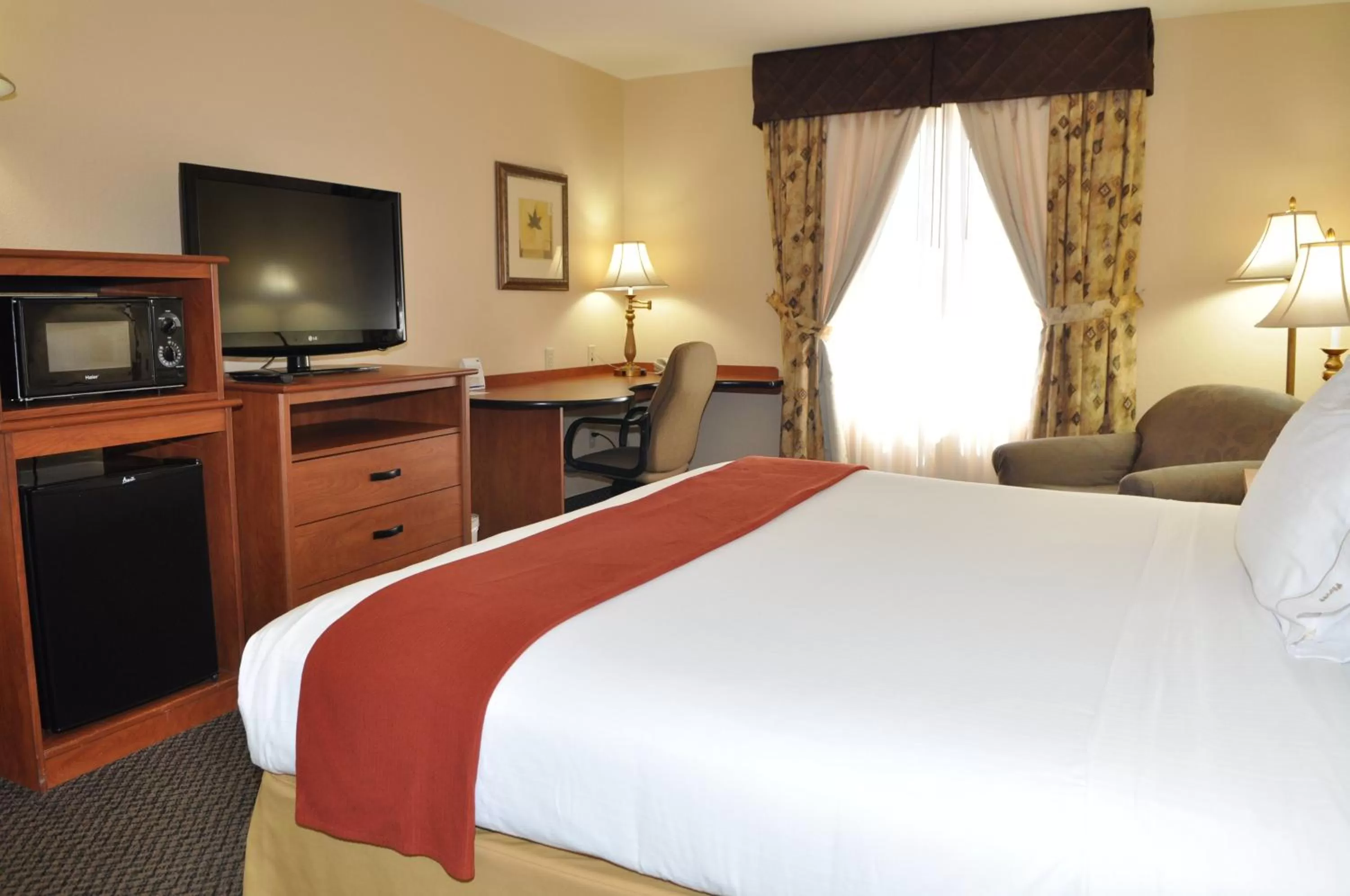 Photo of the whole room, Bed in Holiday Inn Express Las Vegas-Nellis by IHG