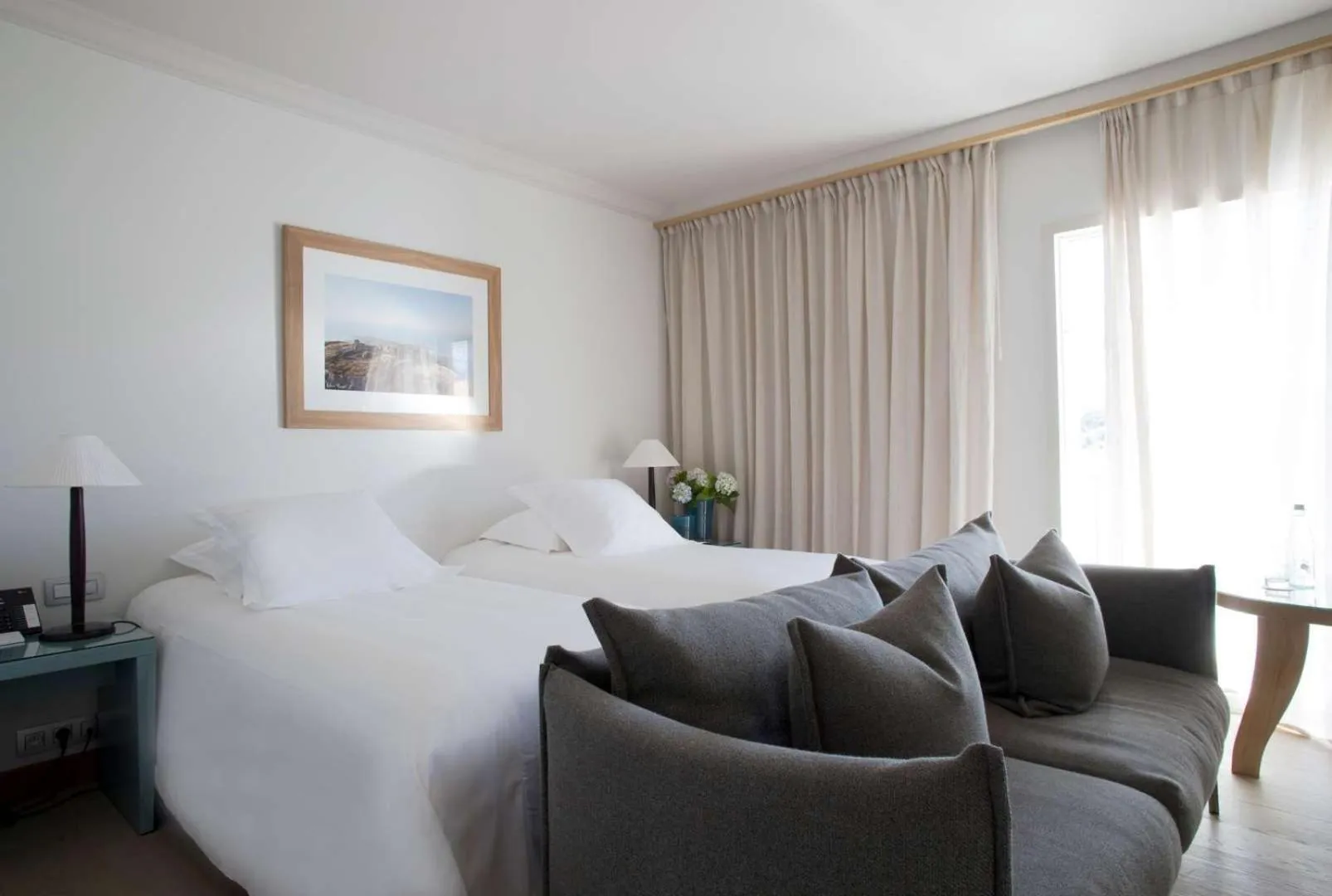 Photo of the whole room in La Villa Calvi