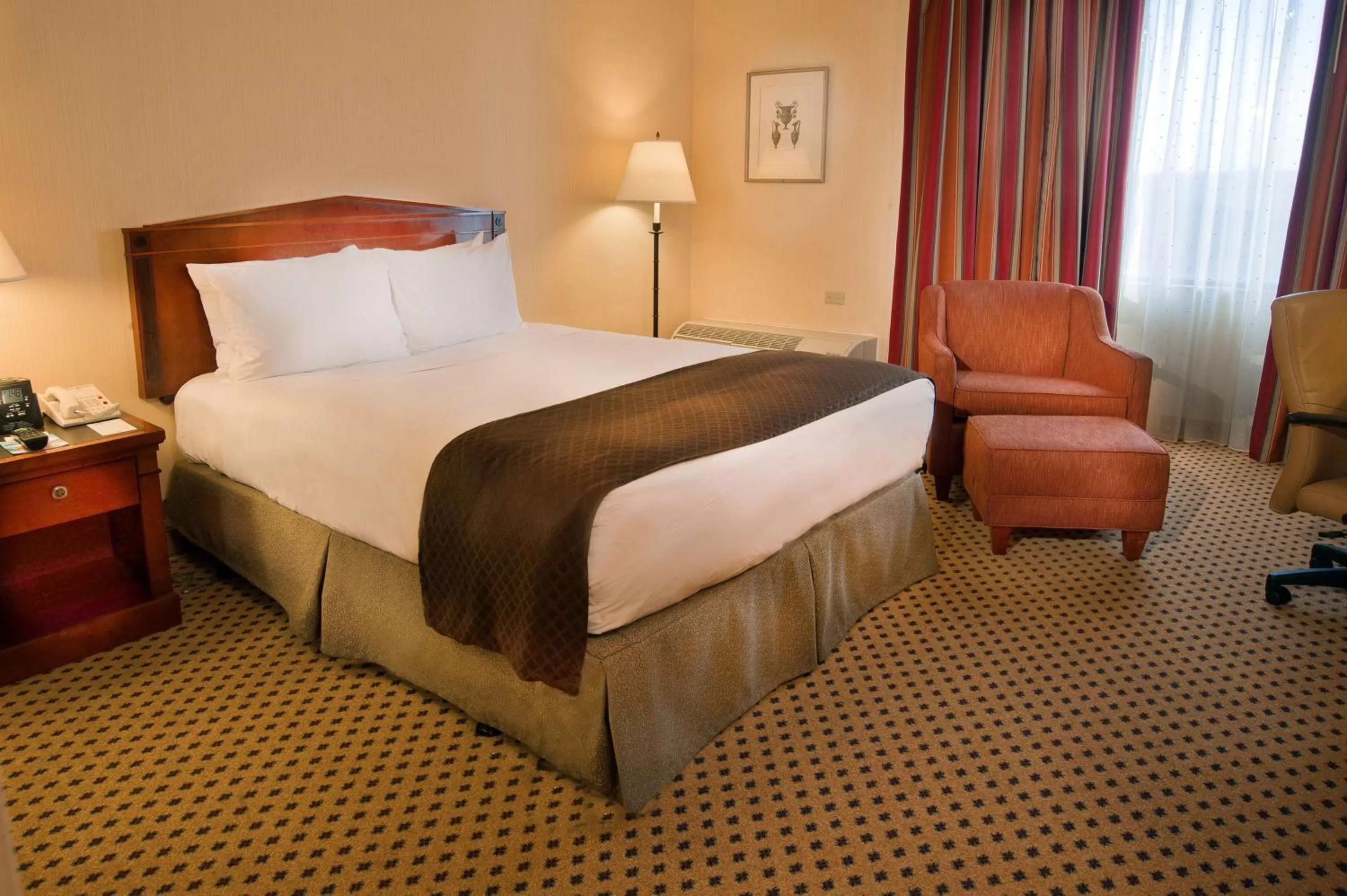 Bed in DoubleTree by Hilton Hotel St. Louis - Chesterfield