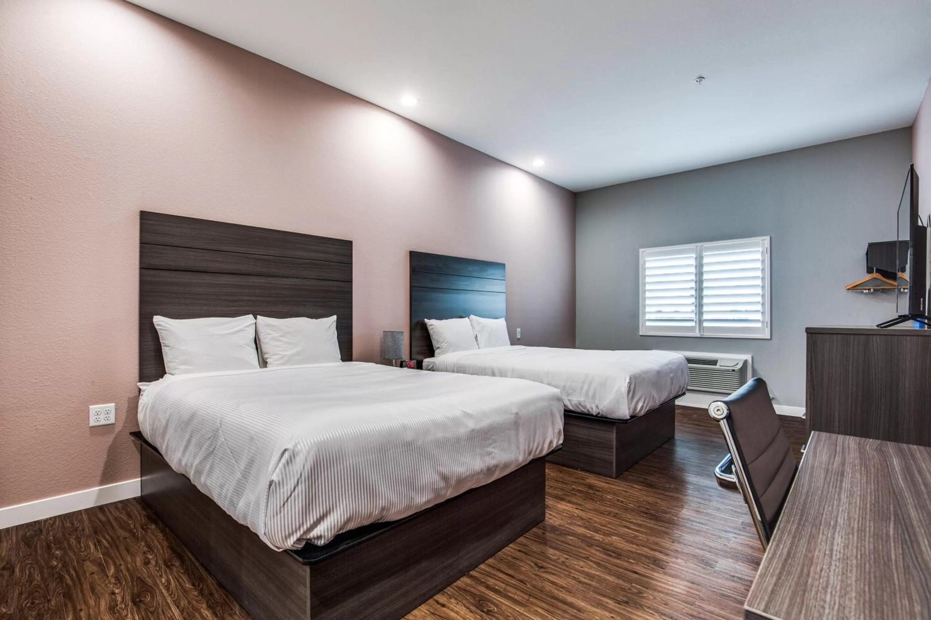 Bed in Scottish Inns & Suites Houston, TX