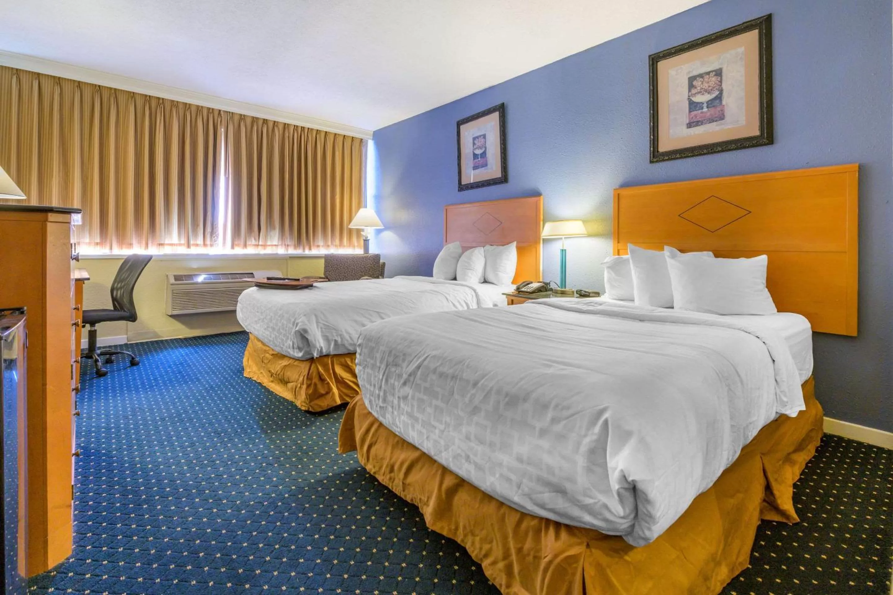 Photo of the whole room, Bed in Days Inn & Suites by Wyndham Lebanon PA