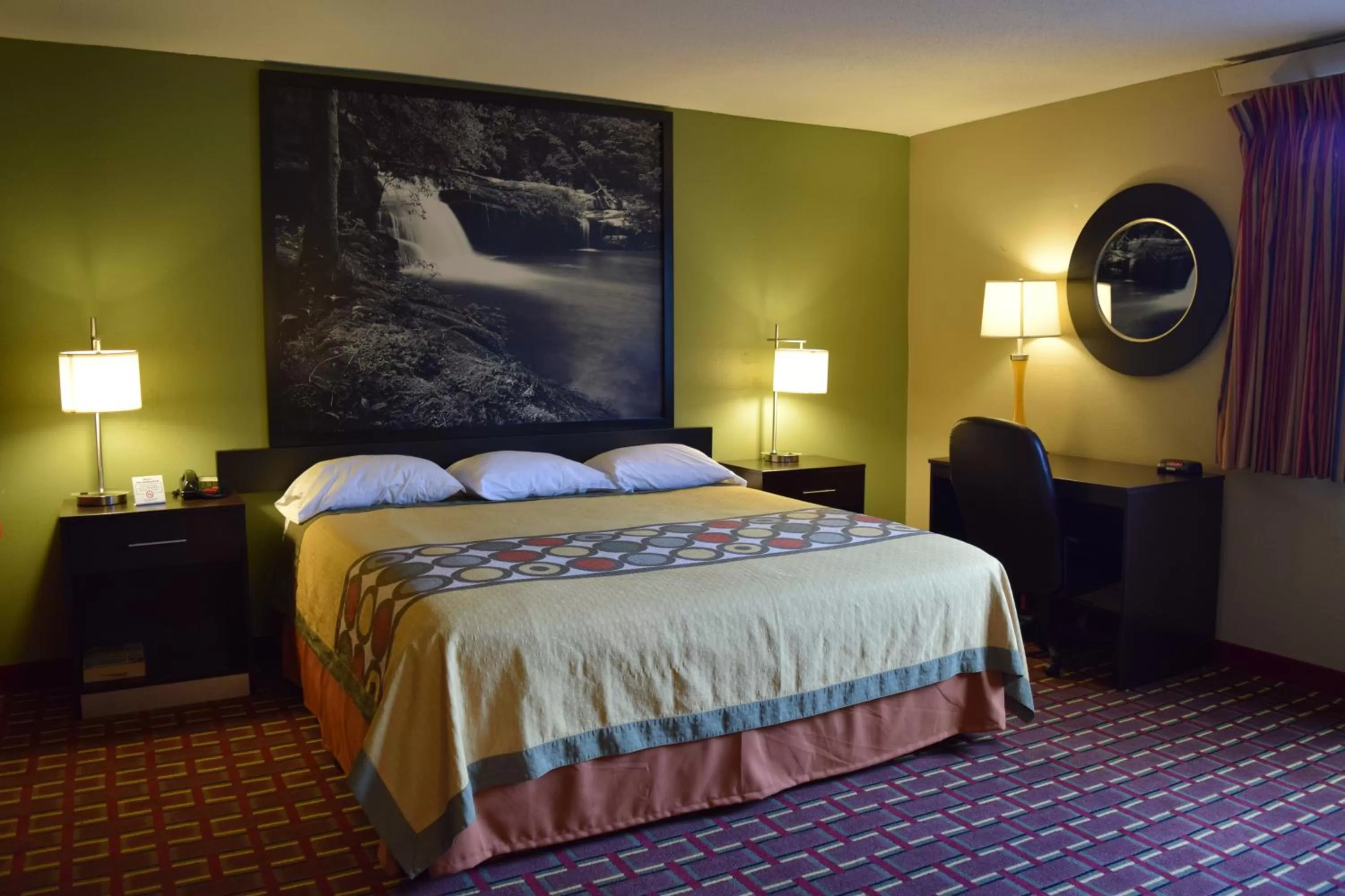 Bedroom, Bed in Super 8 by Wyndham Homewood Birmingham Area