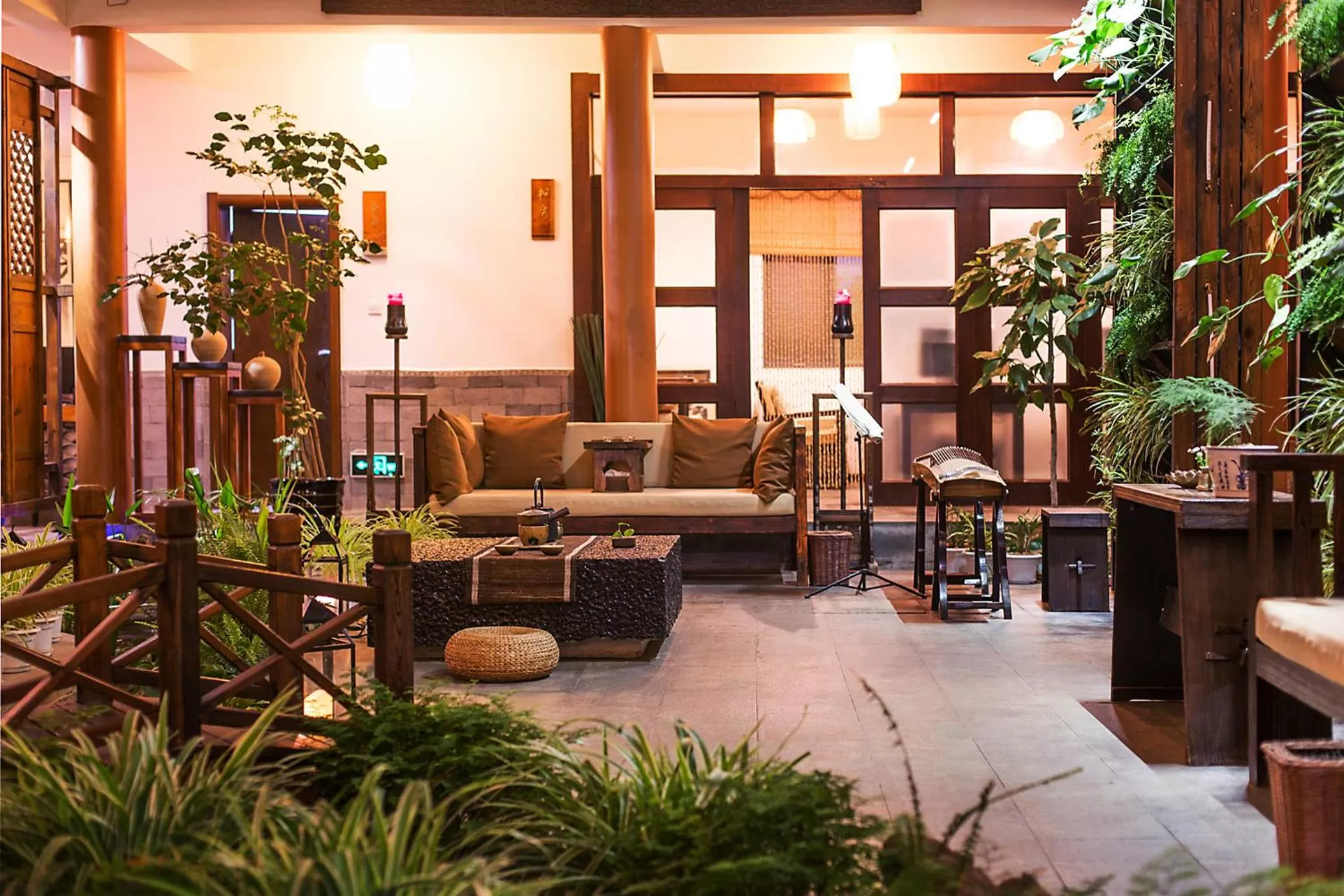 Seating area in Dali Yanyuan Mountain Retreat