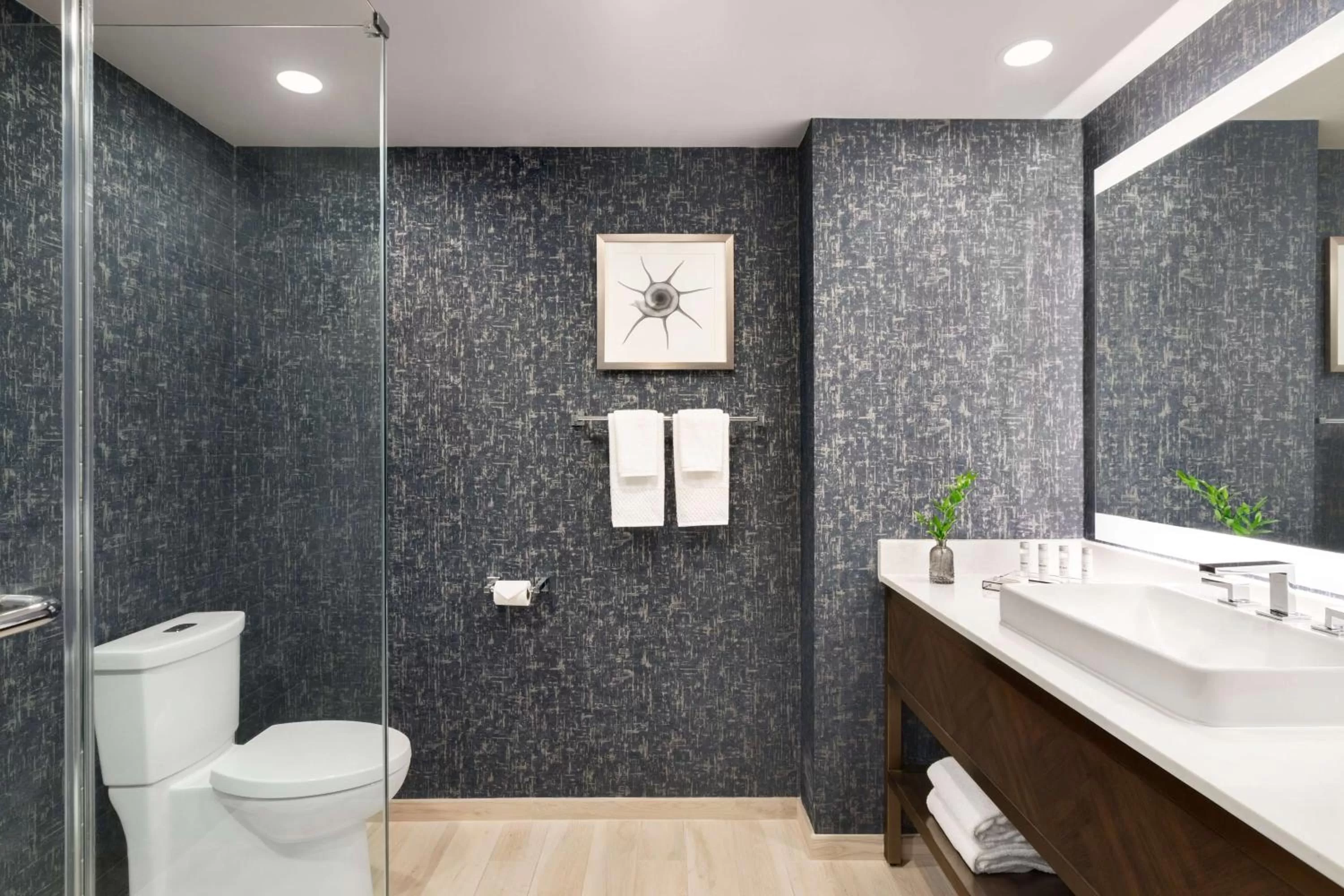 Toilet in Carte Hotel San Diego Downtown, Curio Collection By Hilton