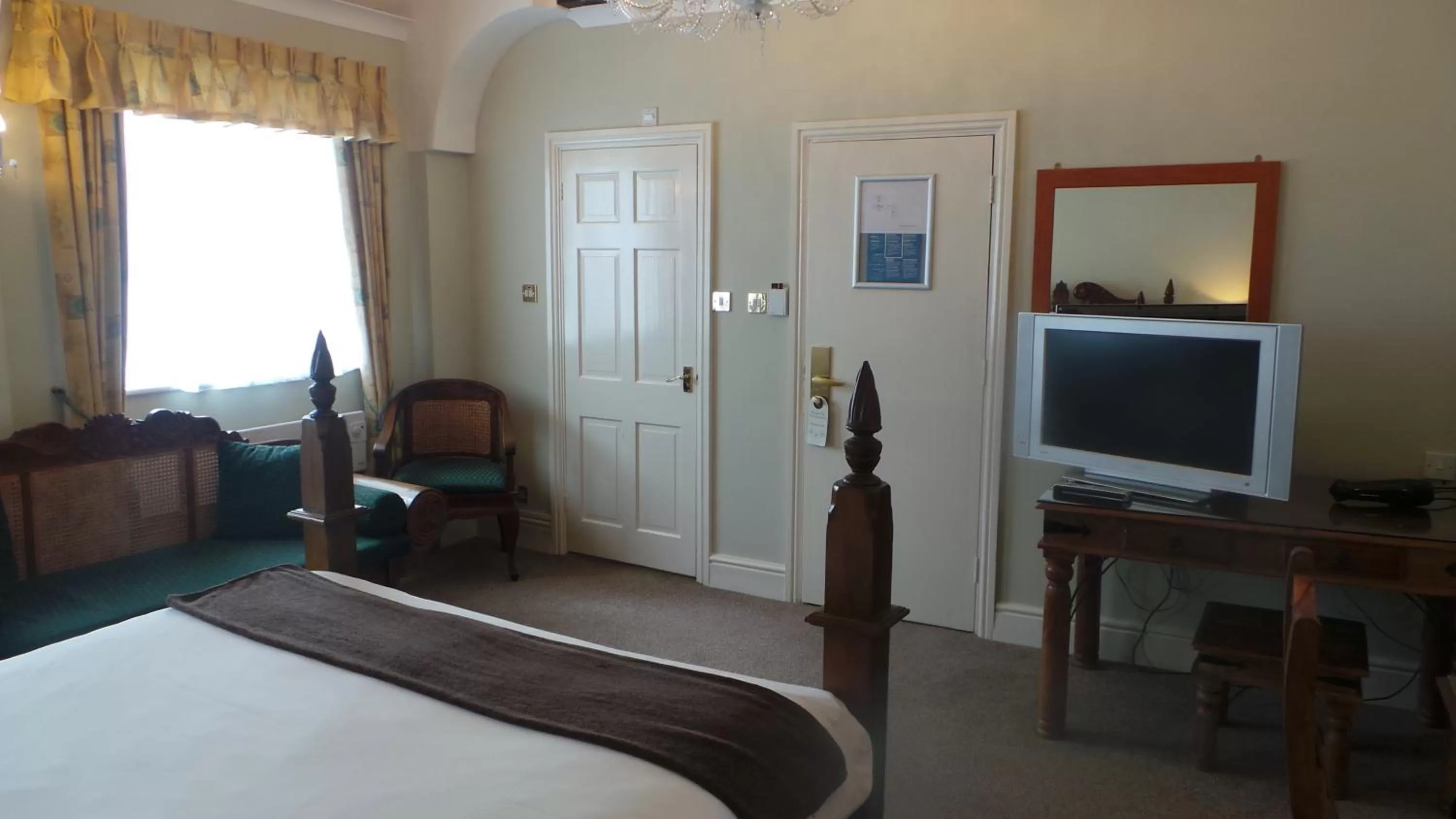 Bed in The Peacock Townhouse Hotel Kenilworth - Warwick