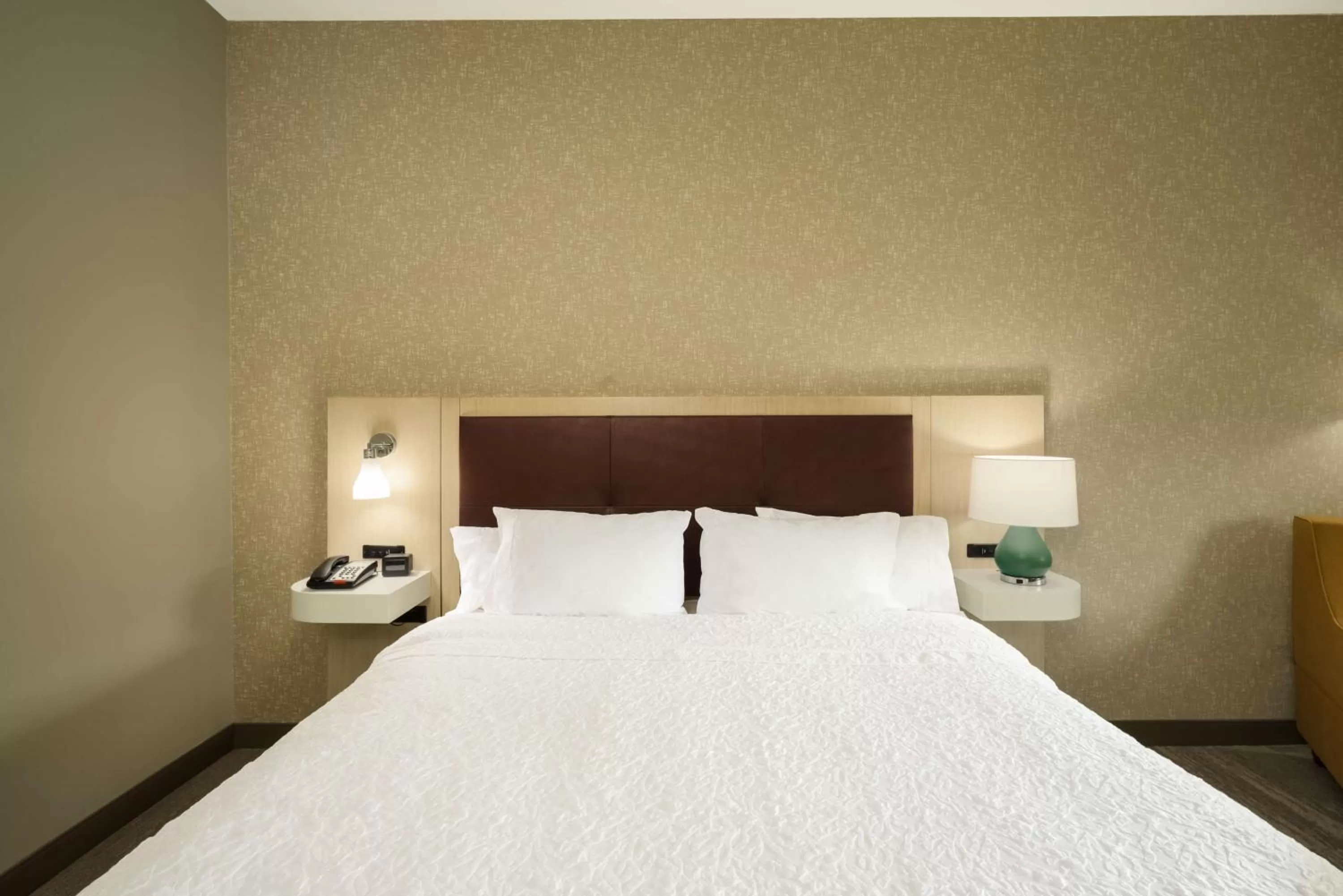 Bed in Hampton Inn Newport