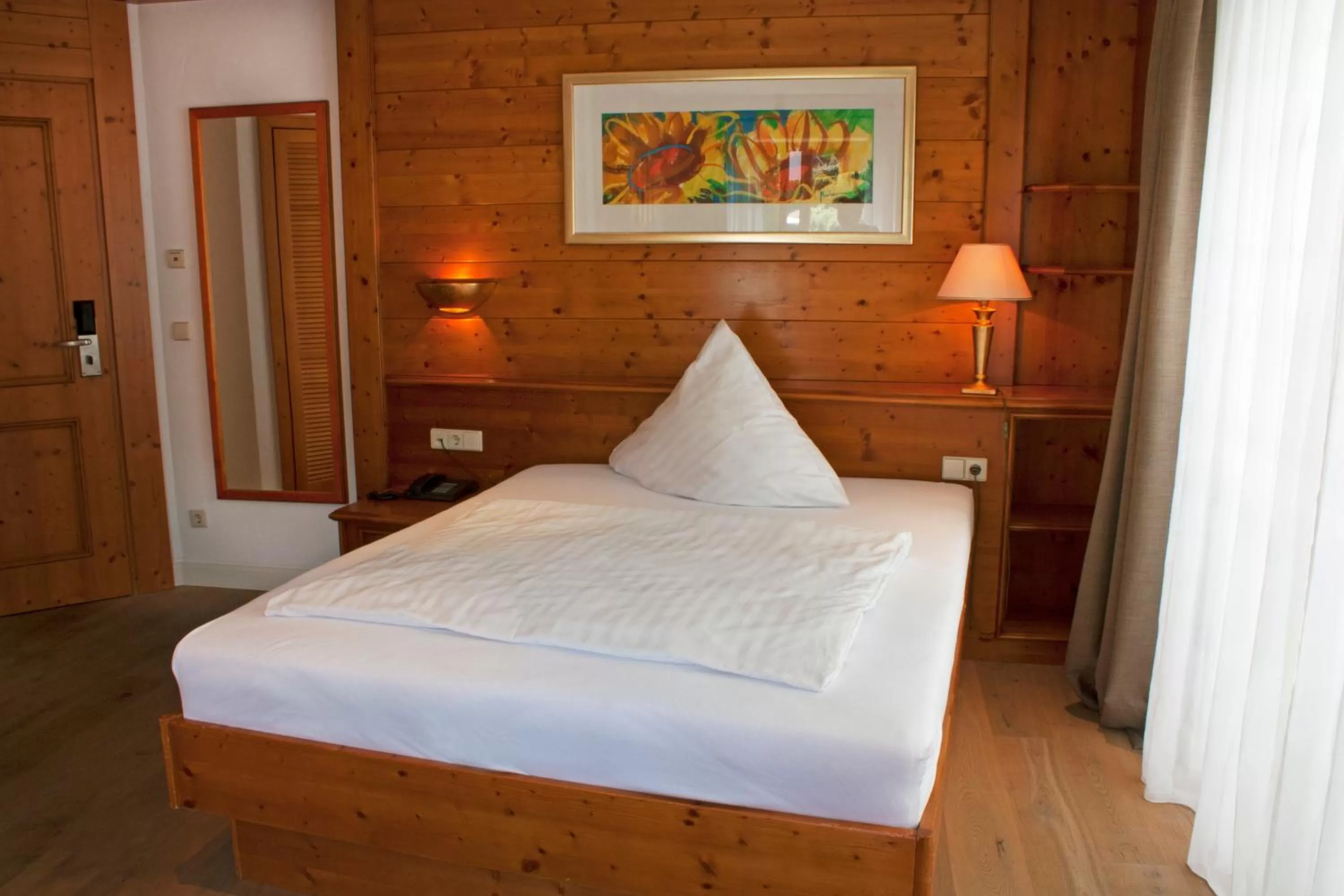 Photo of the whole room, Bed in Hotel Bayerischer Hof