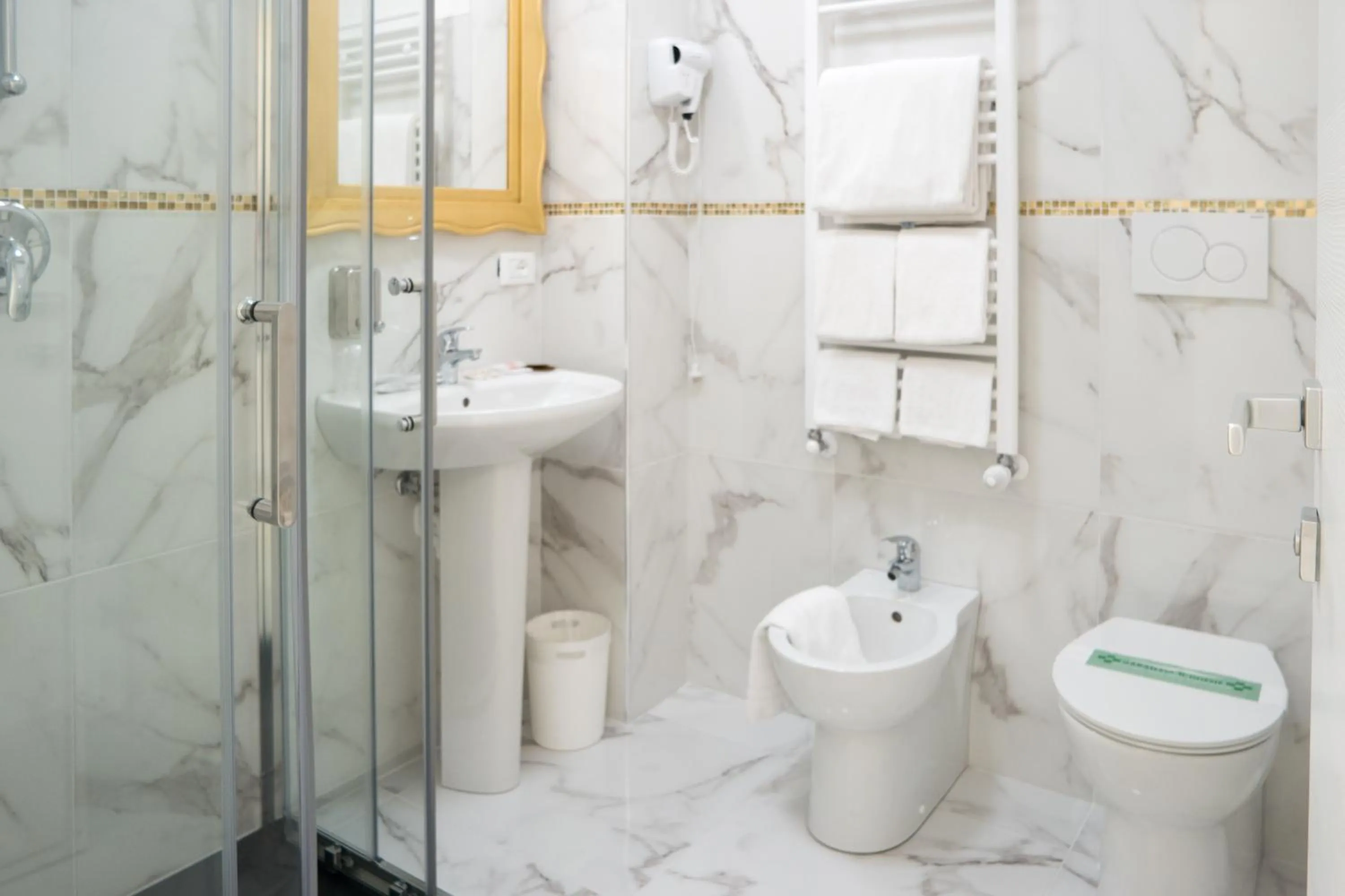 Bathroom in Guest House Train Station Venice - Atika & Atif