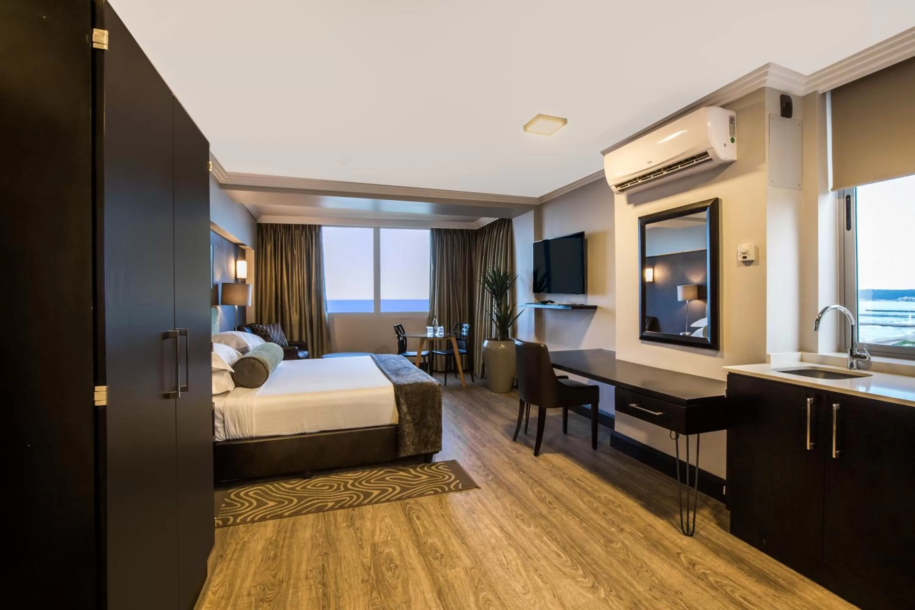 Bedroom, Bed in Belaire Suites Hotel