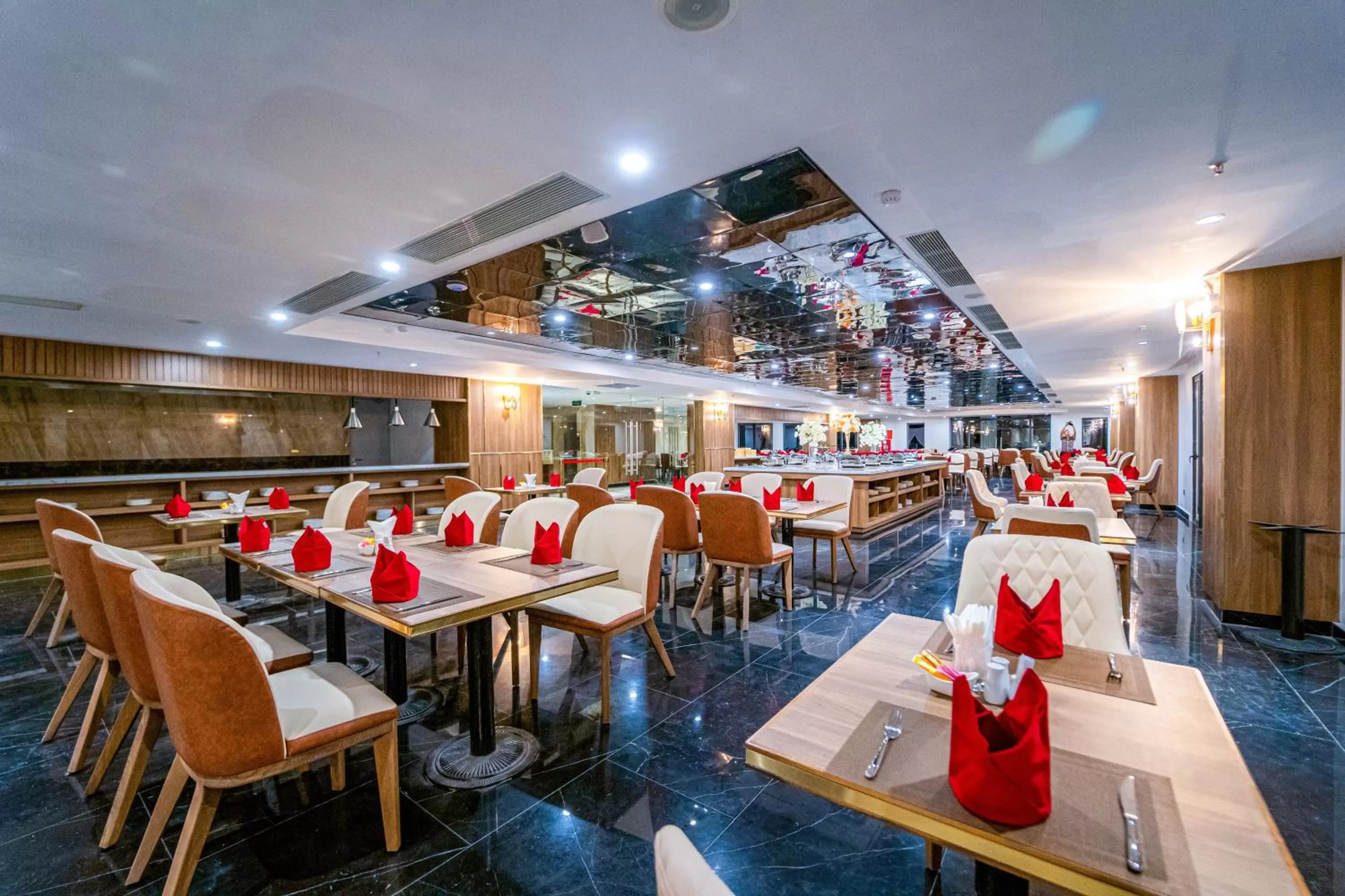 Restaurant/places to eat in Paddington Hotel Halong Bayview