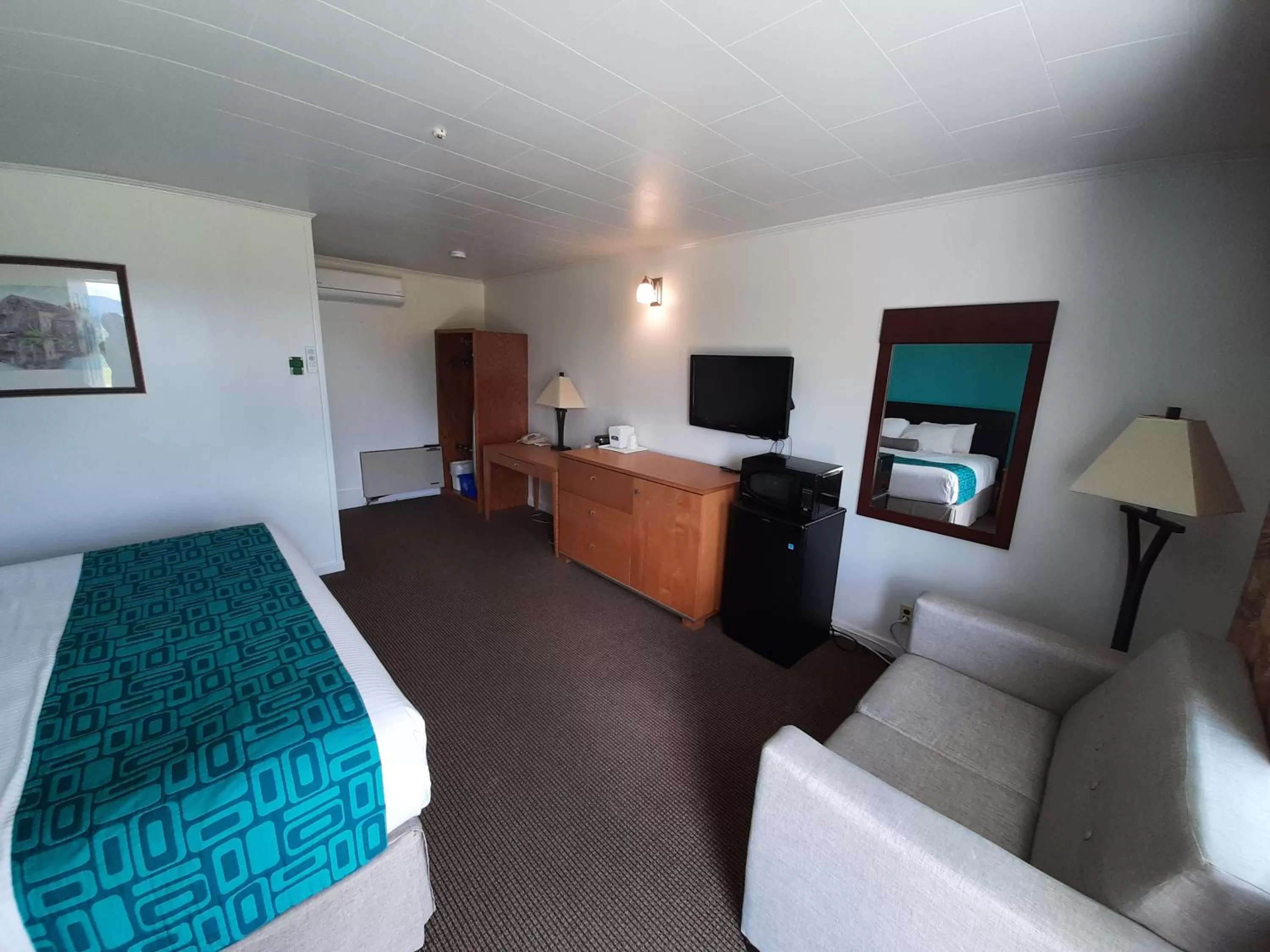 Photo of the whole room, Bed in Howard Johnson by Wyndham Woodstock NB