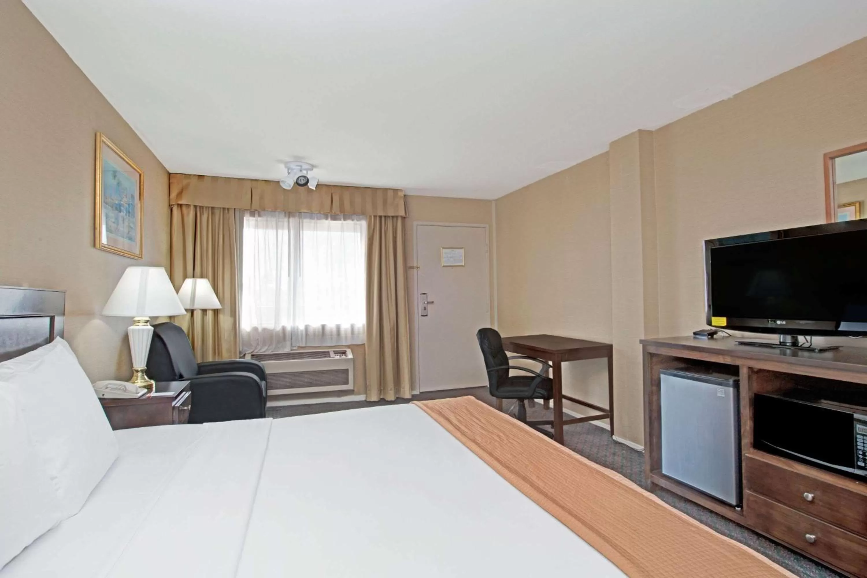 Photo of the whole room, Bed in Howard Johnson by Wyndham Torrance