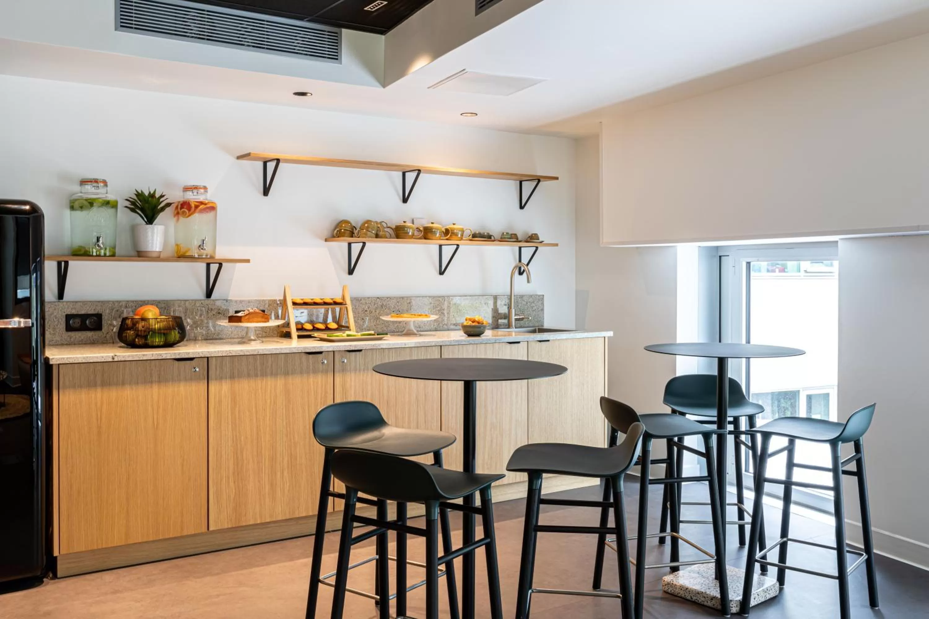 Food and drinks in Best Western M-Treize Paris Asnieres