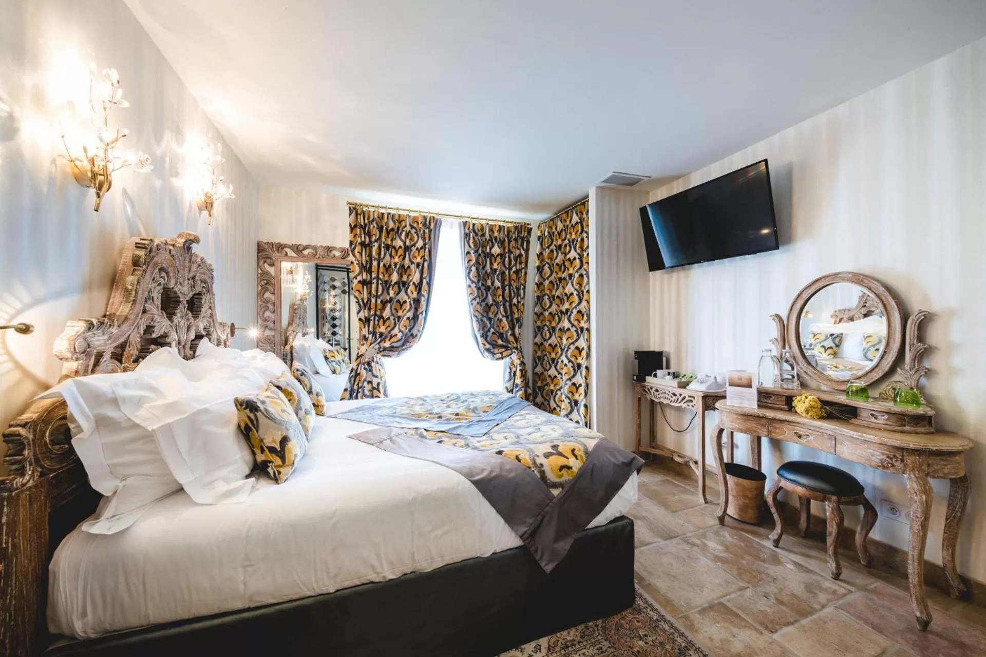 Bed in Le Petit Palais D'Aglae