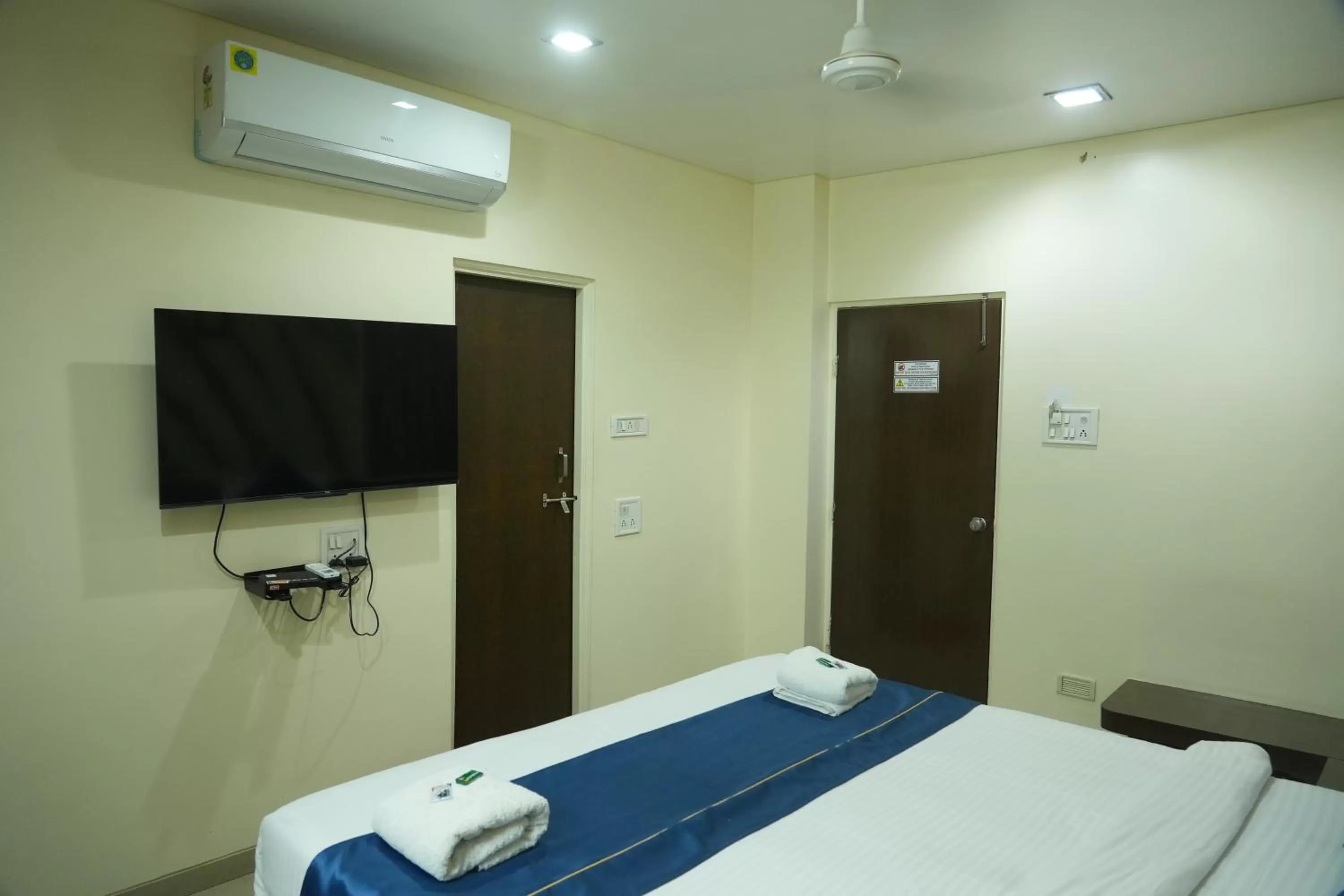 Bed in Hotel Avon International