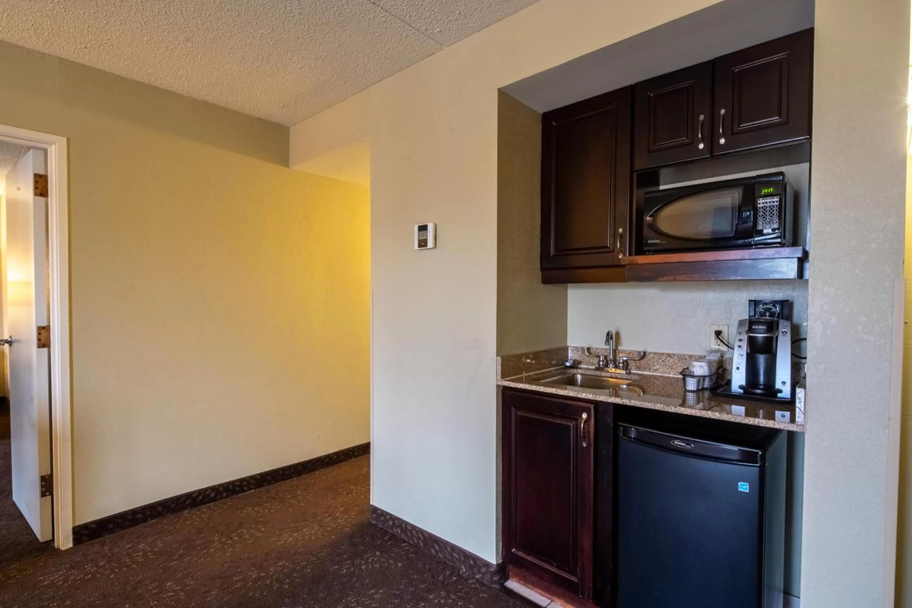 Coffee/tea facilities in Holiday Inn Express Hotel & Suites Pittsburgh Airport by IHG