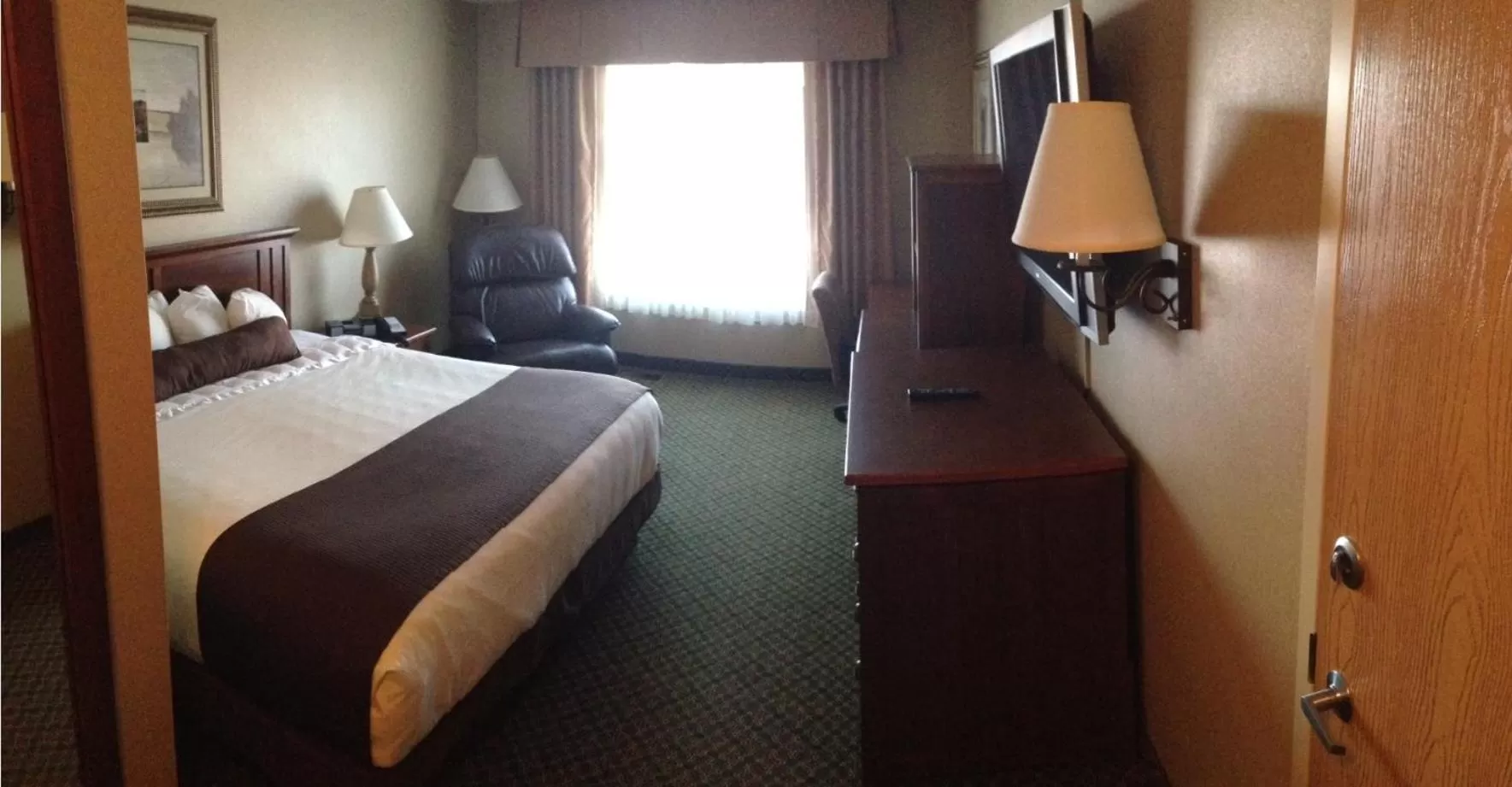 Day, Bed in C'mon Inn & Suites Fargo