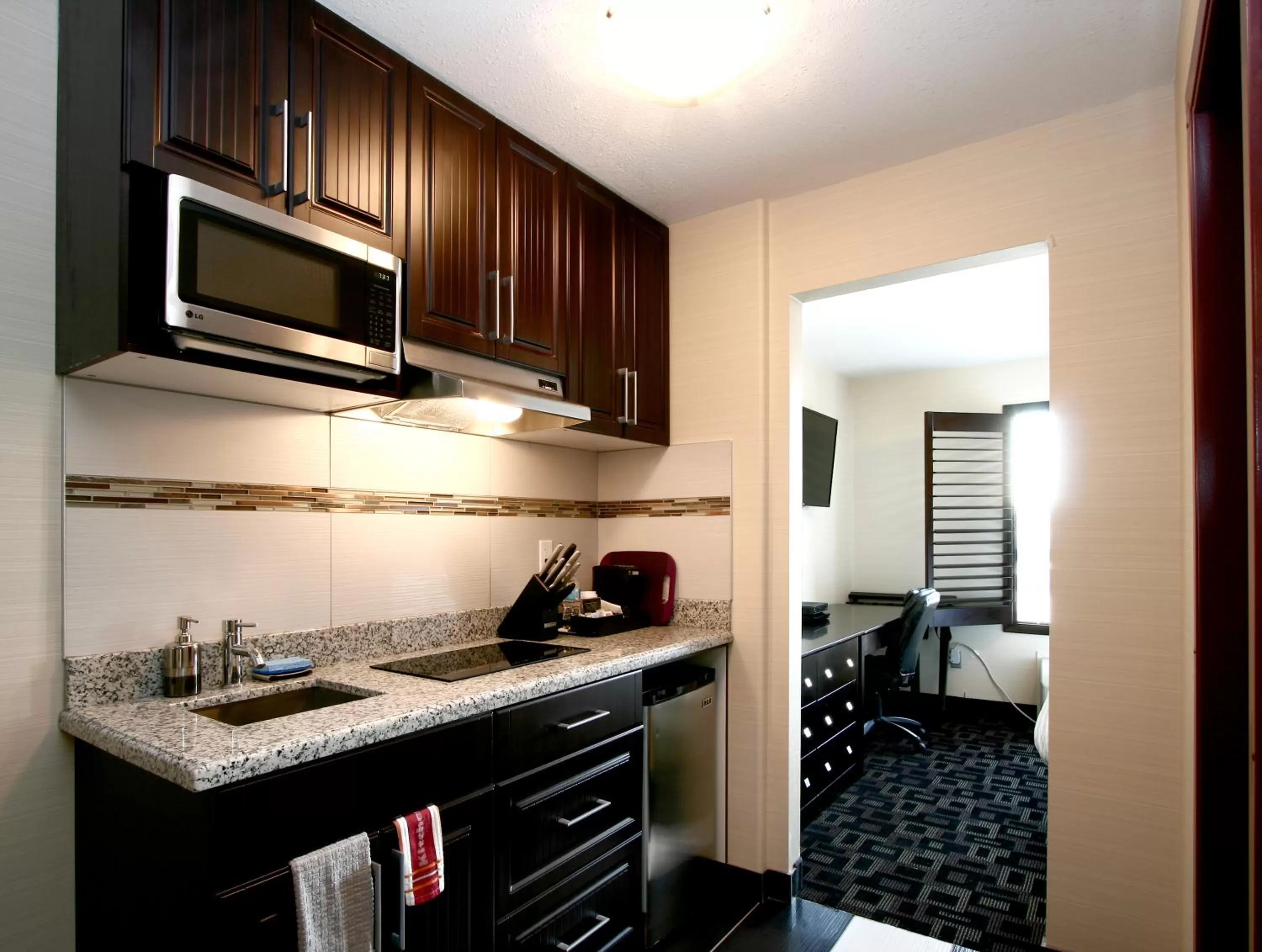Kitchen or kitchenette in Foxwood Inn & Suites Drayton Valley