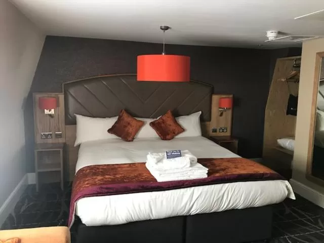 Bed in The Crown Hotel Wetherspoon