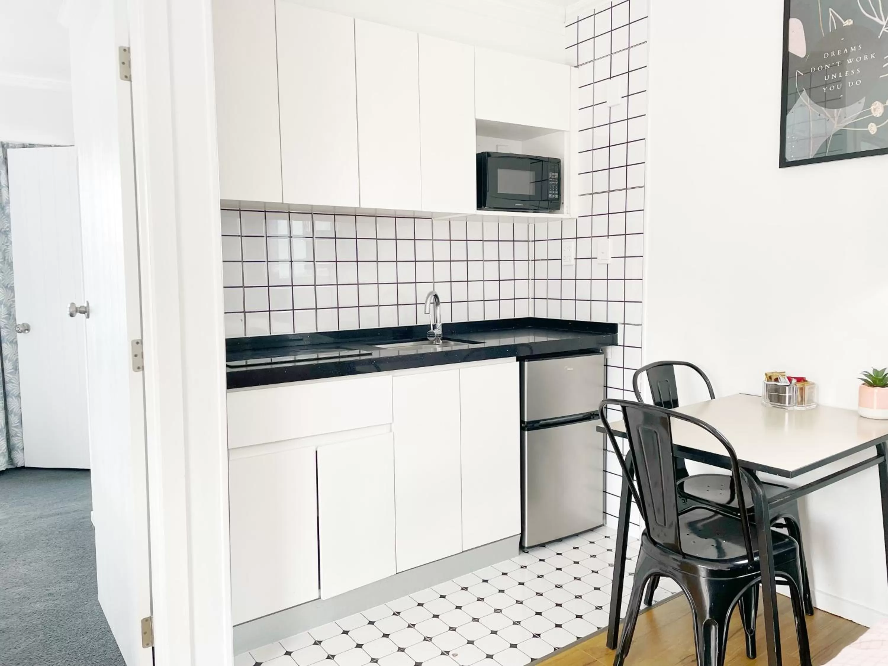 Kitchen or kitchenette in Pupuke Manor Motel