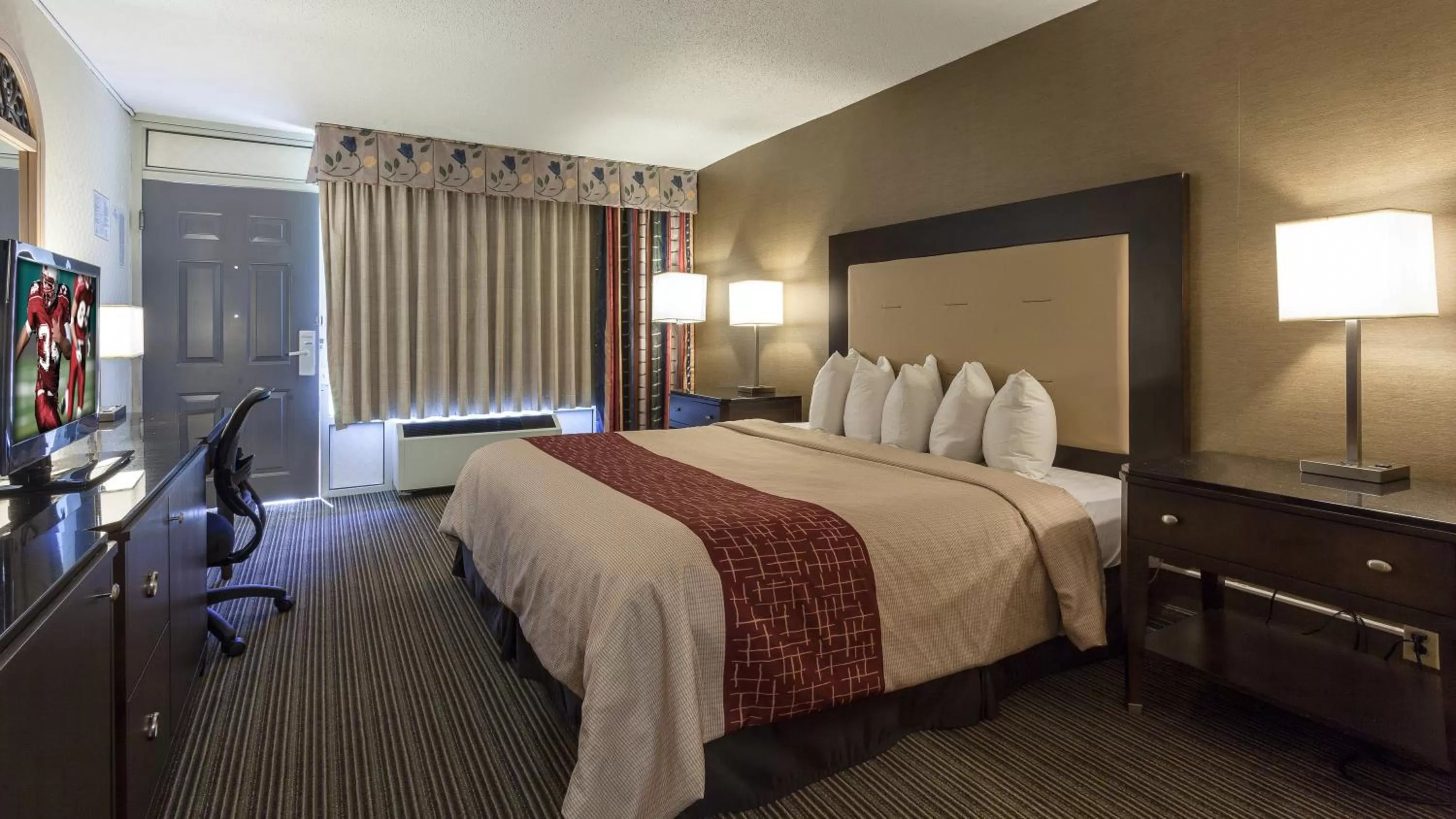 Photo of the whole room, Bed in Red Roof Inn & Suites DeKalb