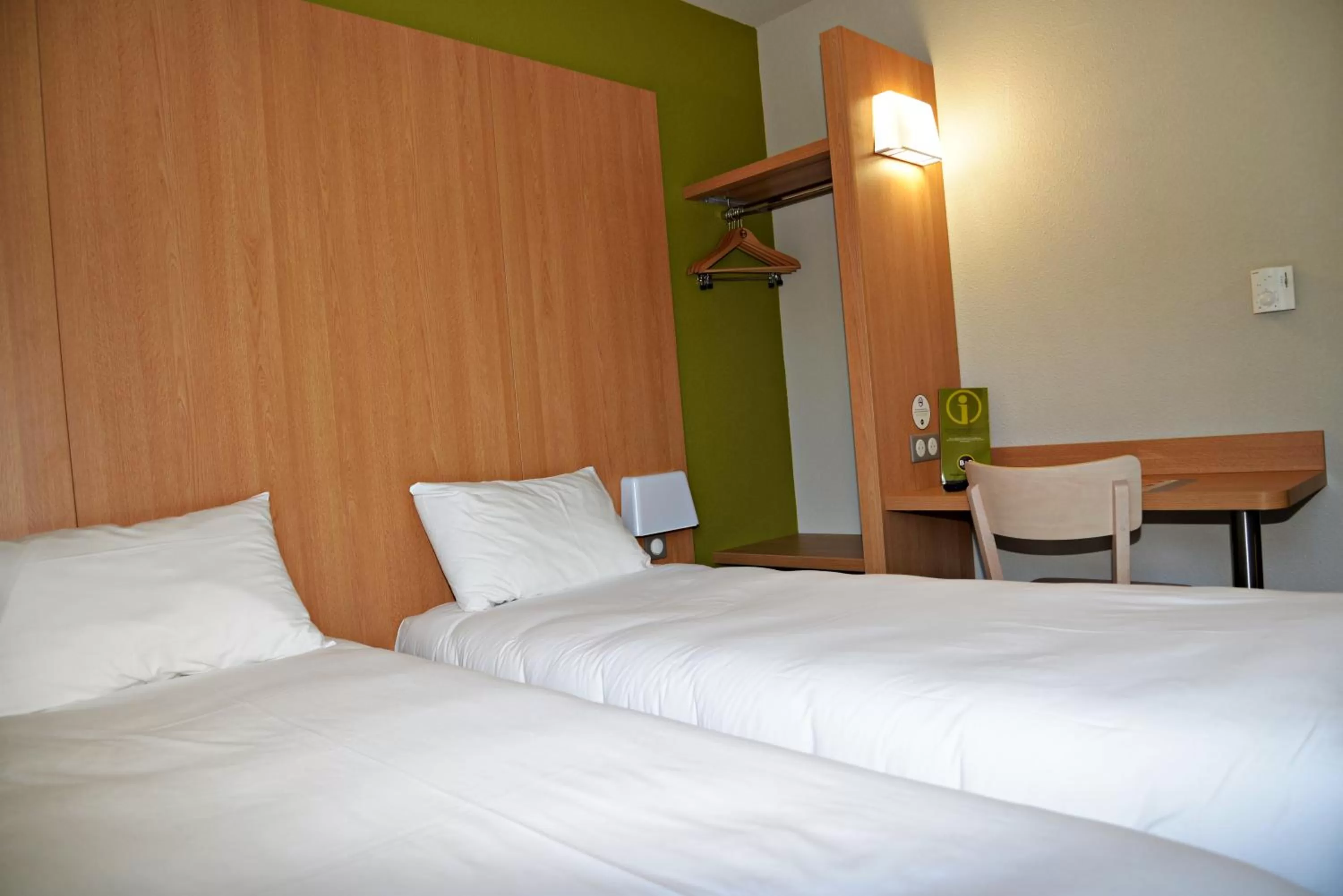 Decorative detail, Bed in B&B HOTEL Alès - Pôle Mécanique