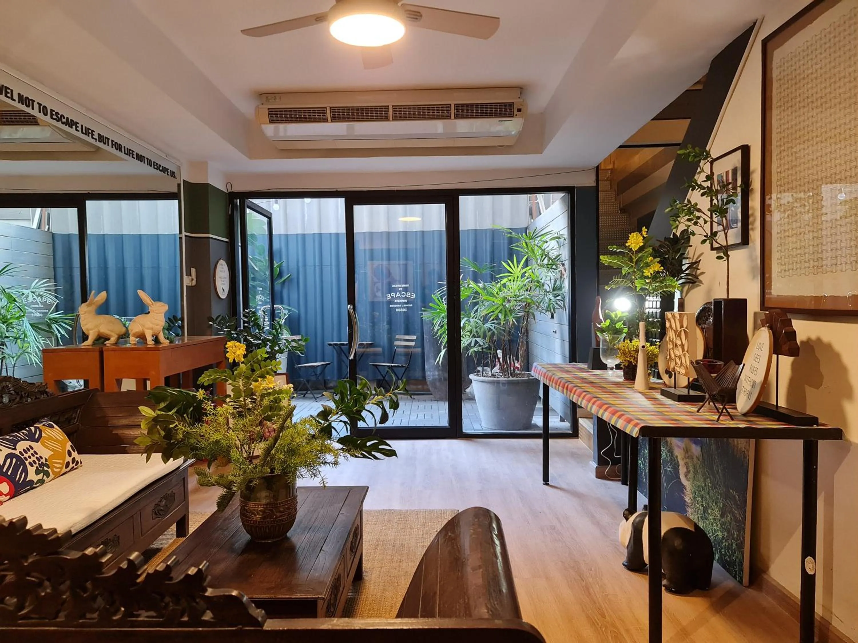 Seating area in Somewhere to Escape - Hometel