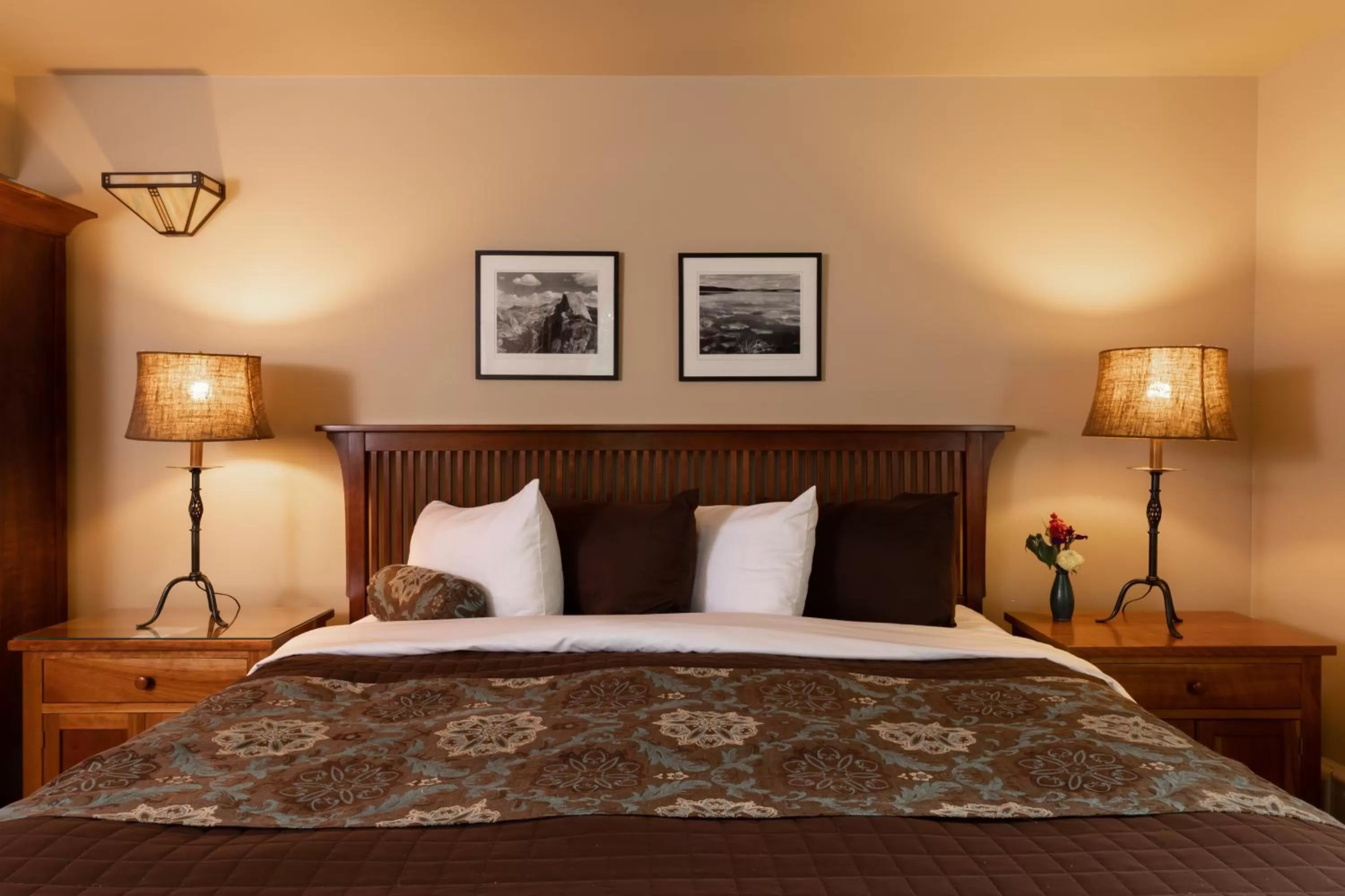 Bed in Lake Pointe Inn