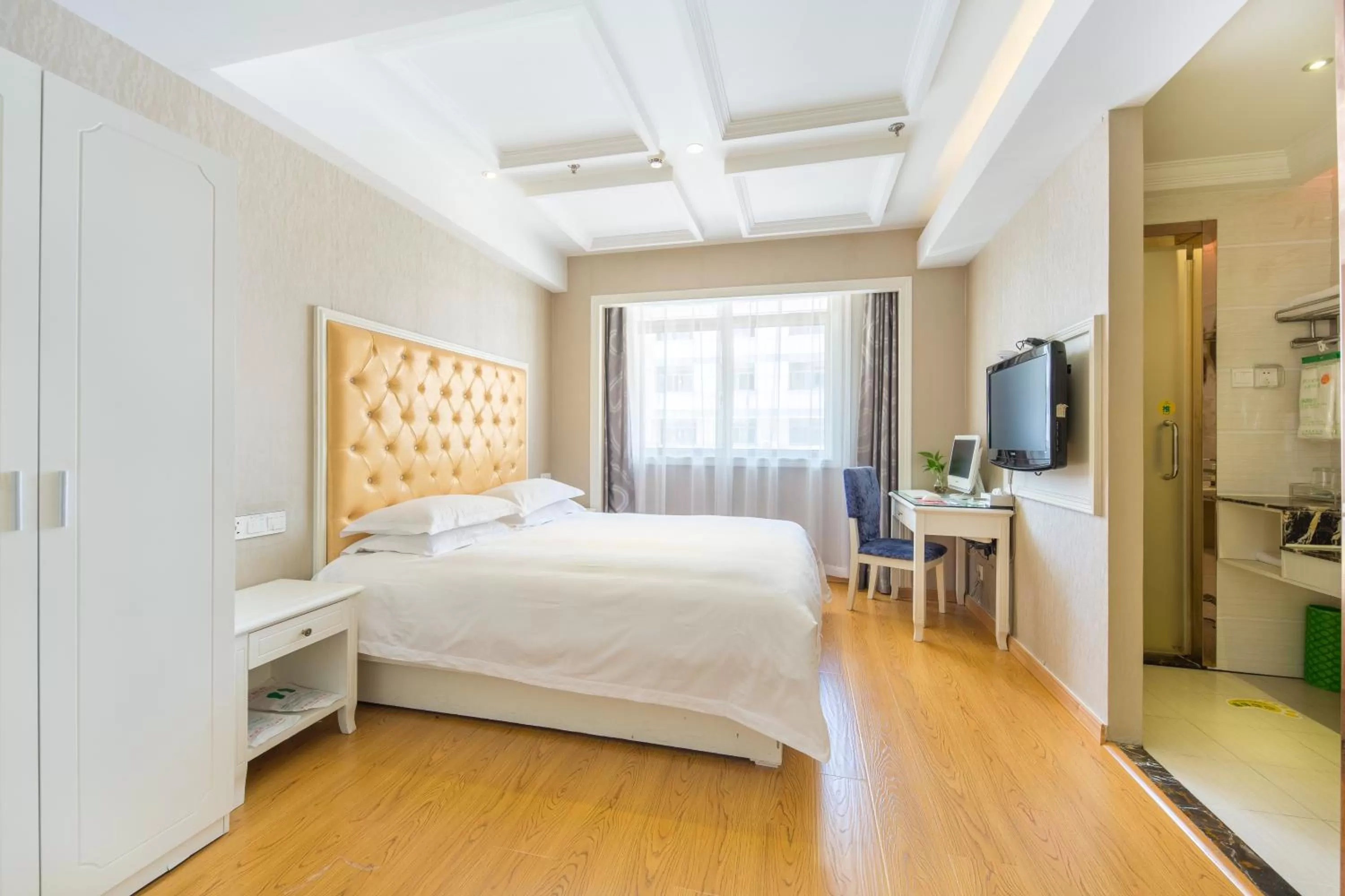 Bed in Lingshang Hotel