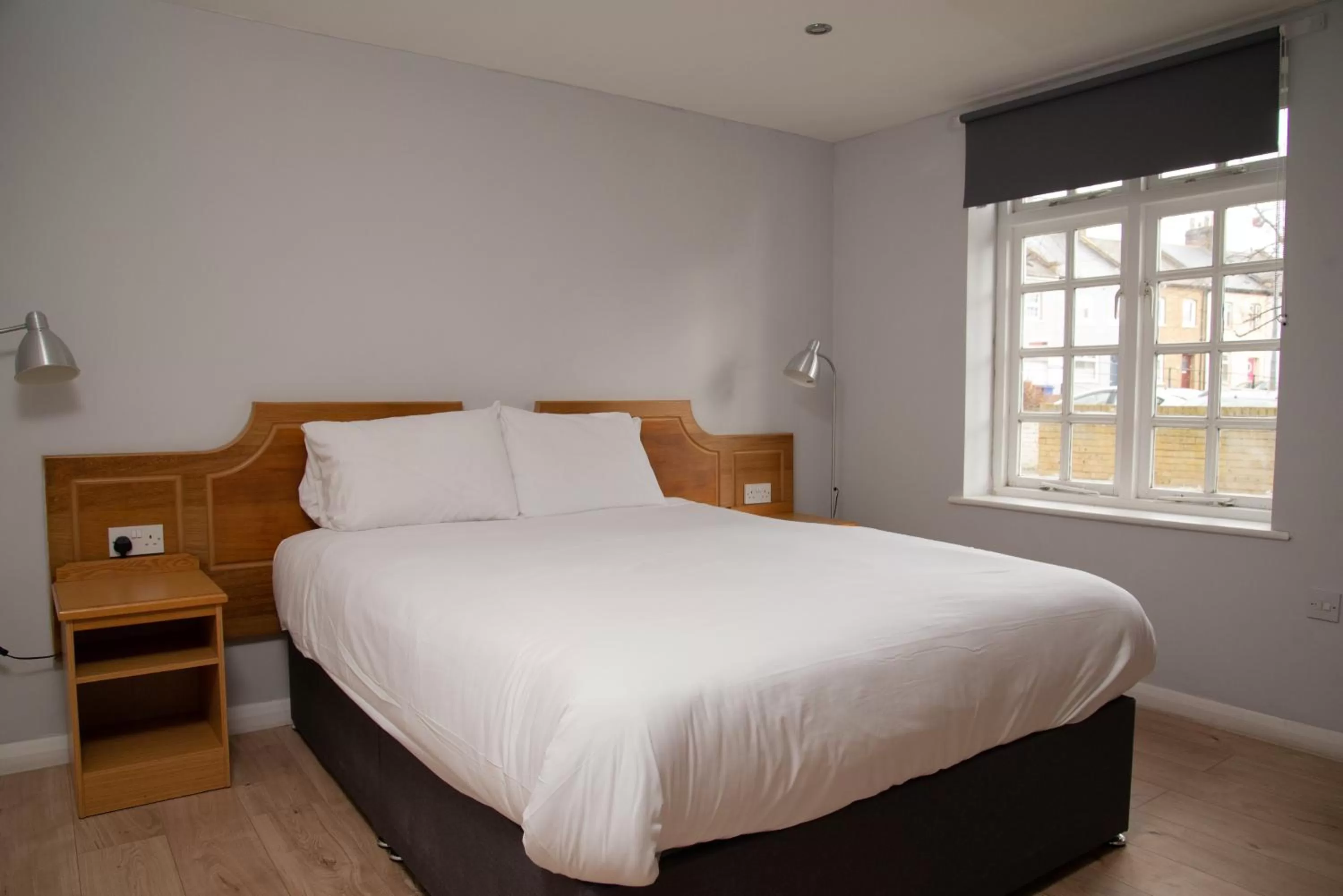 Bedroom, Bed in Royal Hotel, Bar & Grill