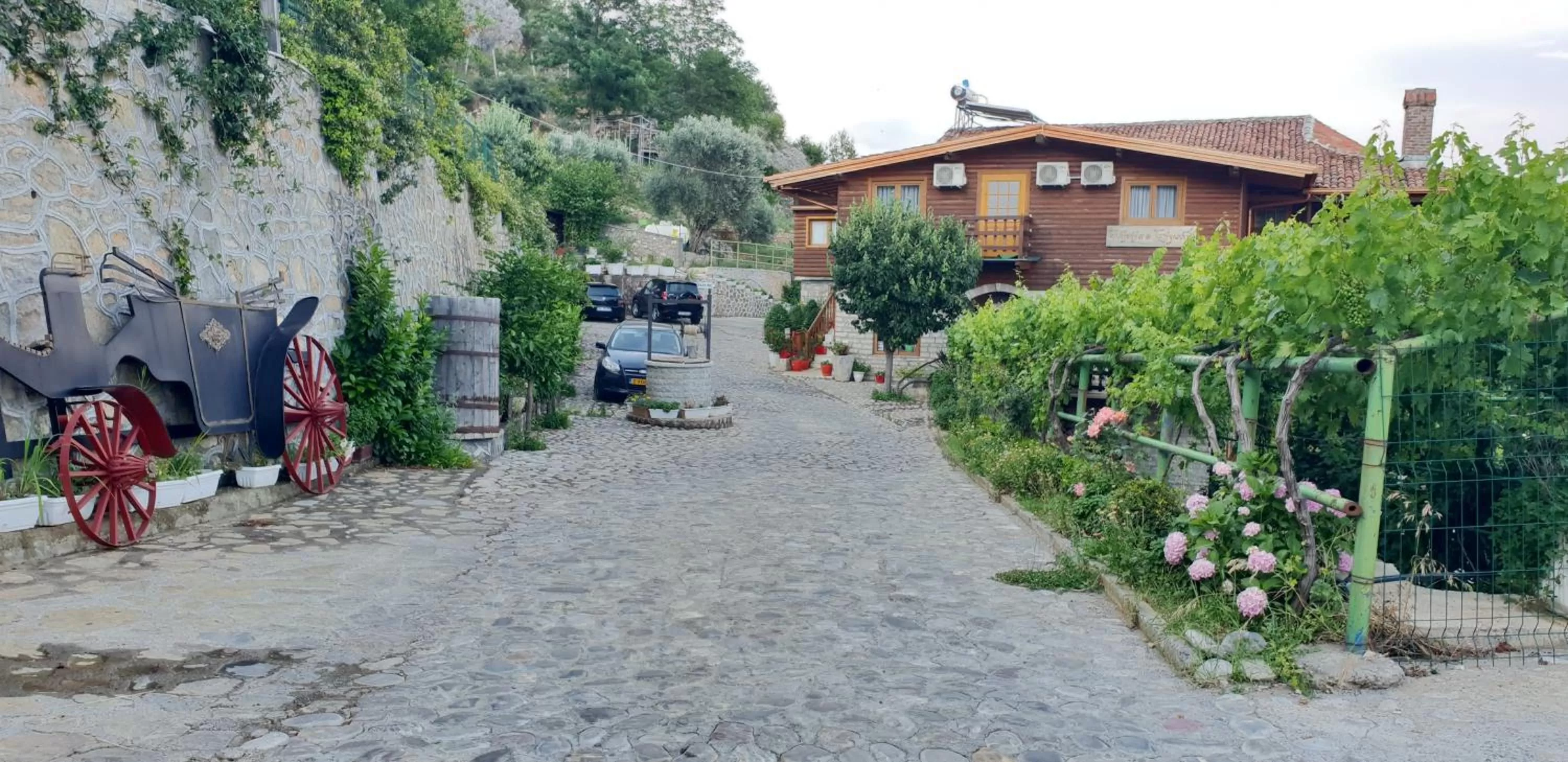 Restaurant/places to eat, Property Building in Hotel Grandpa's House