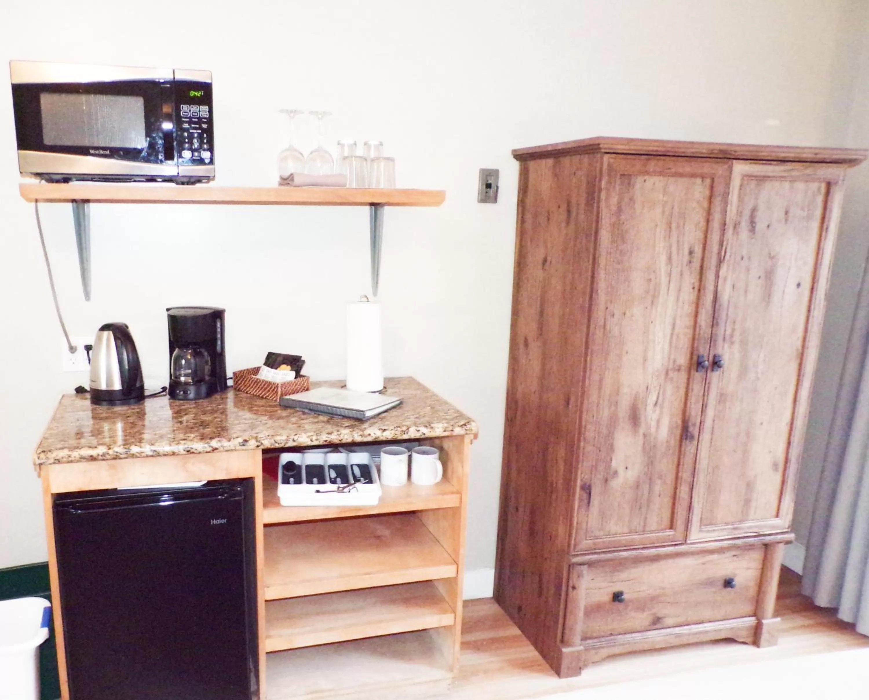 Kitchen or kitchenette in Shoreline Cottages