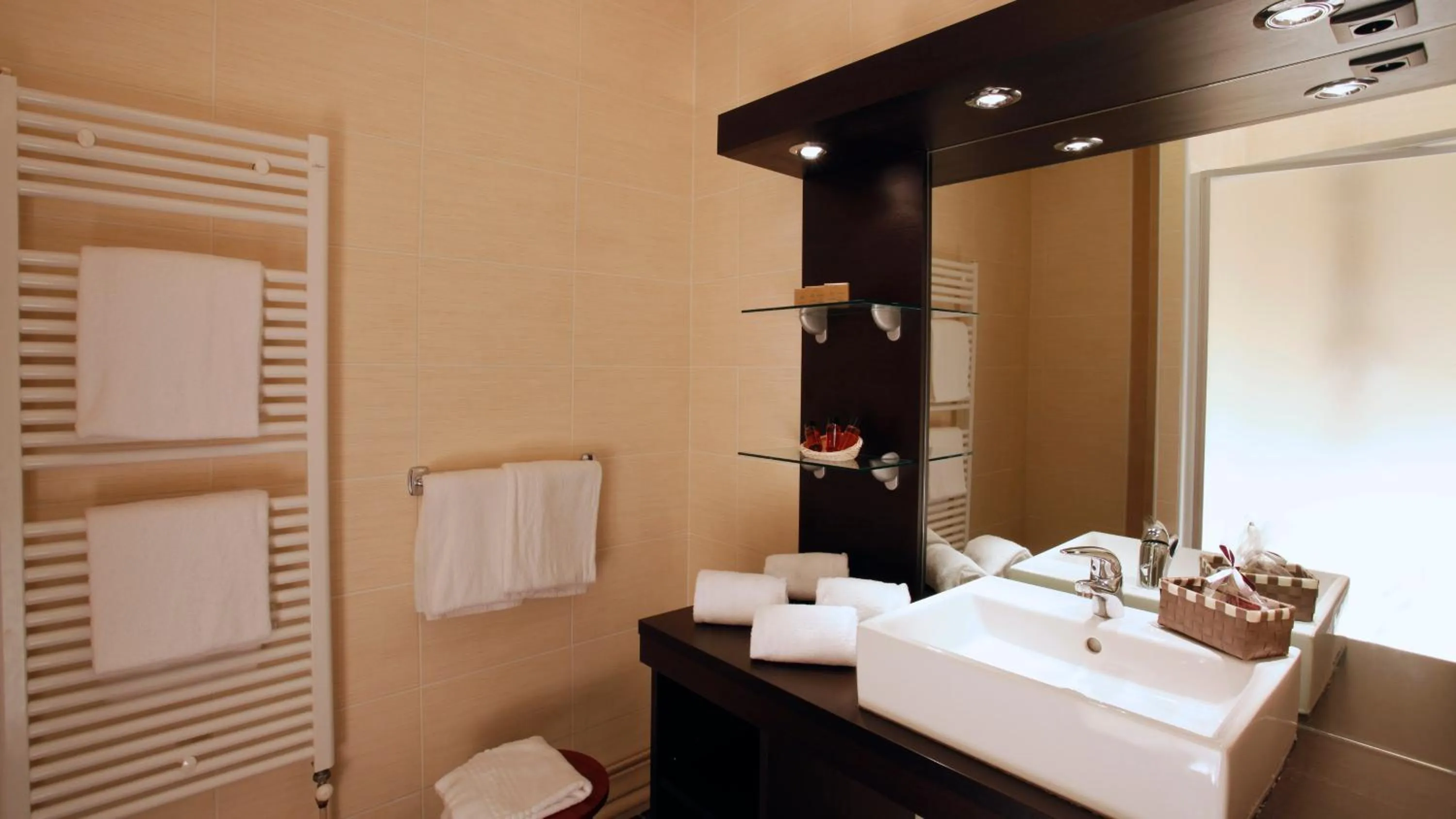 Bathroom in Hôtel & Restaurant des Remparts