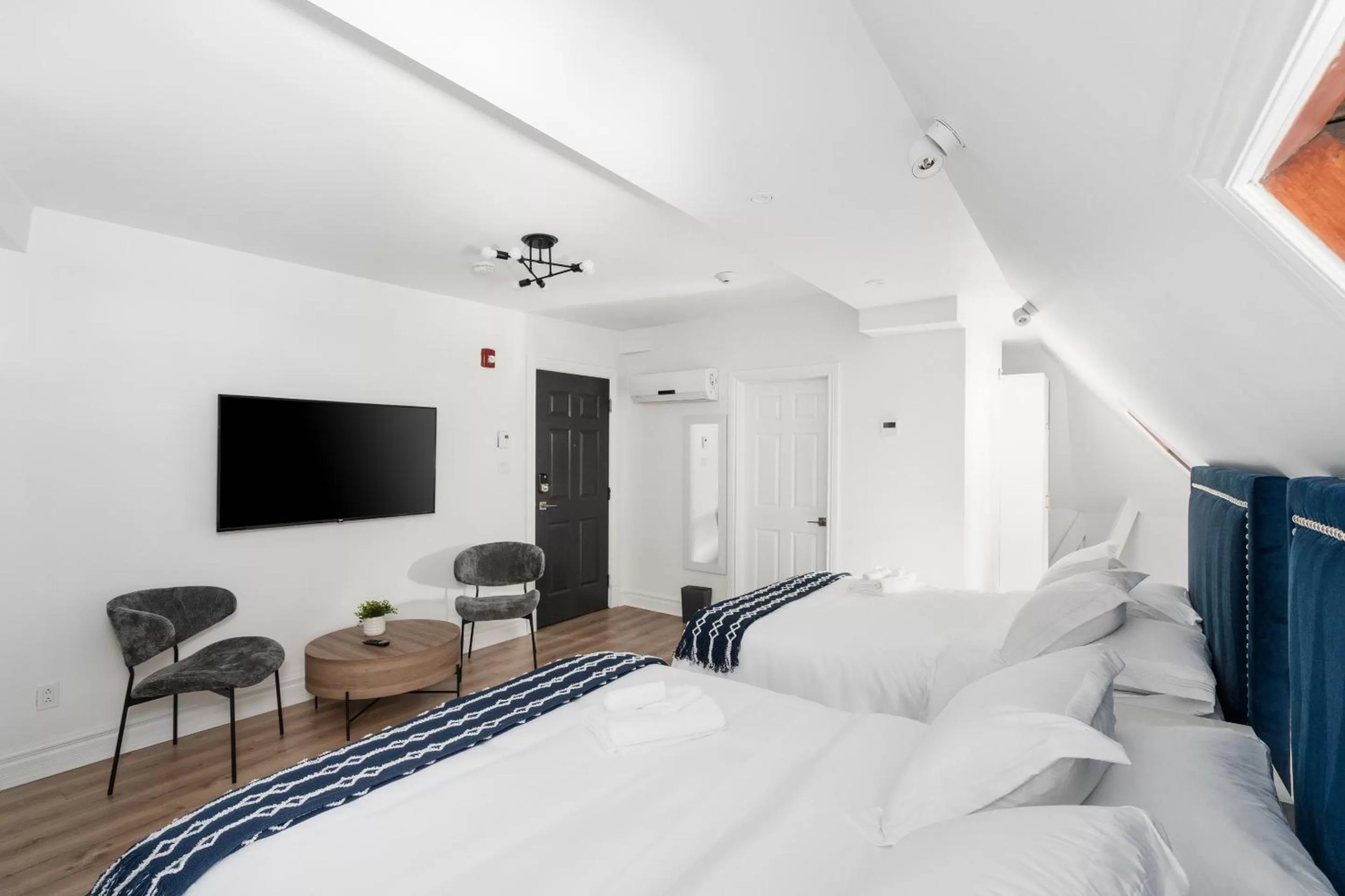 Bed in Le Penfield Par Nomade MTL