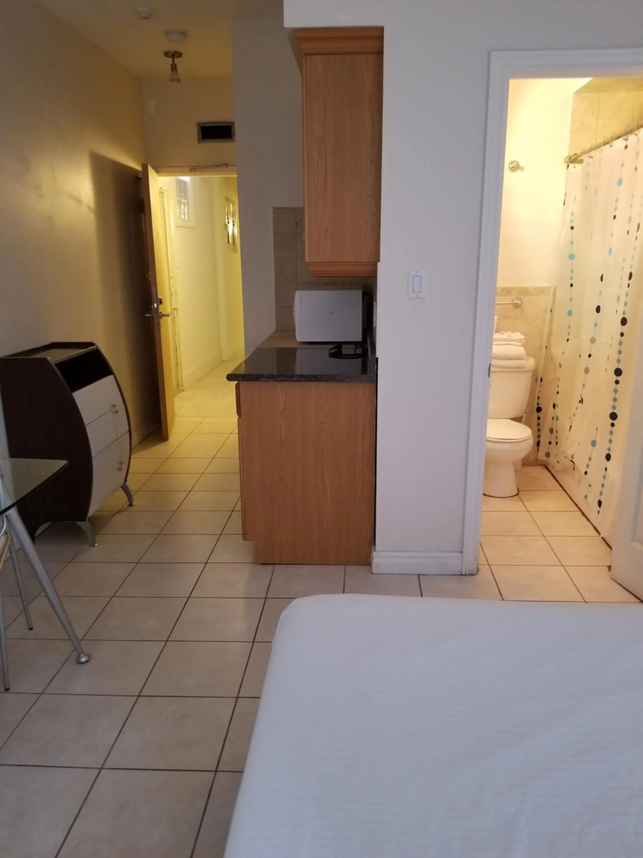 Kitchen or kitchenette, Bed in Dragon Gate Inn