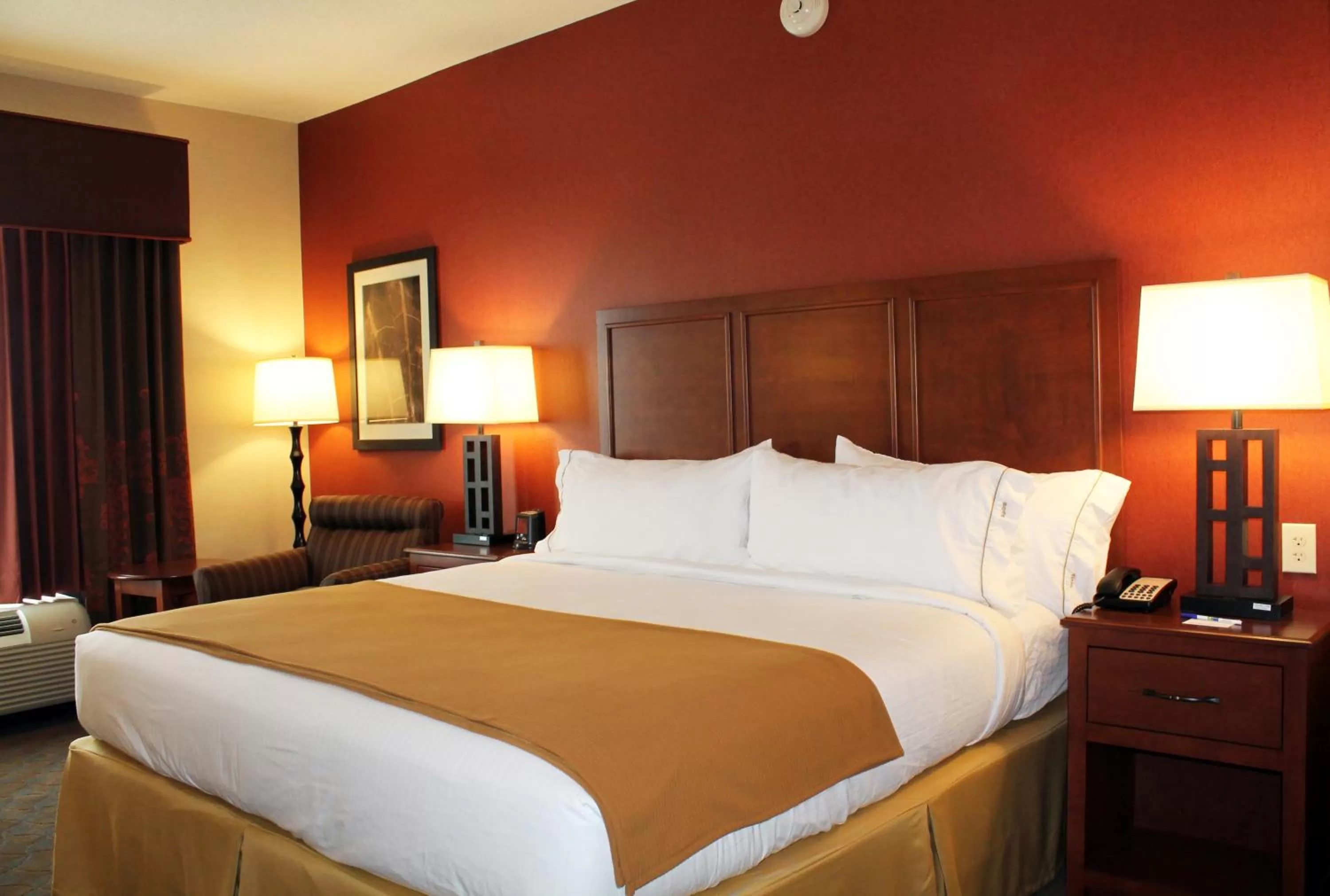 Photo of the whole room, Bed in Holiday Inn Express & Suites Paducah West by IHG