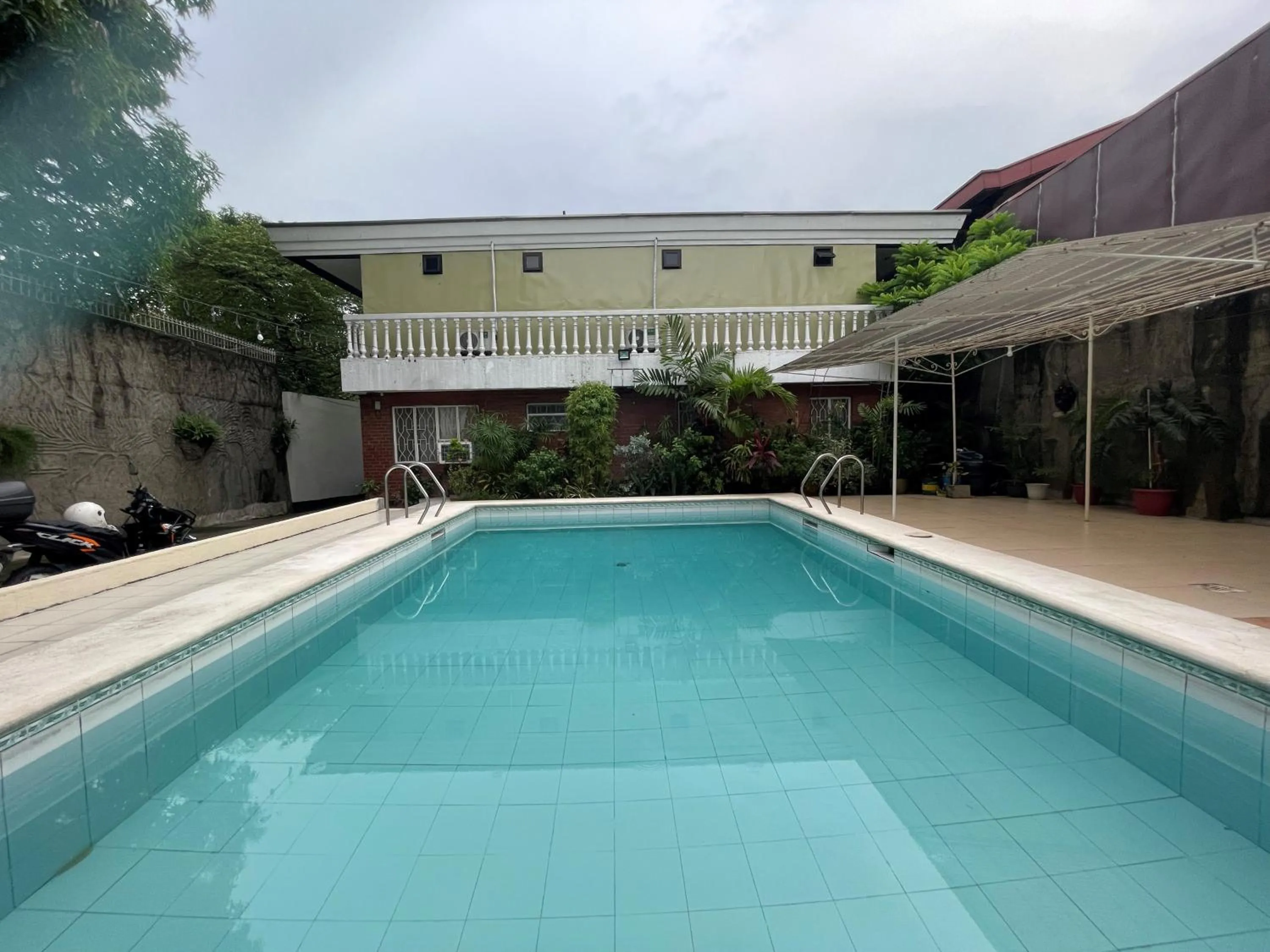 Swimming pool in 1888 Staycation Inn by Cocotel