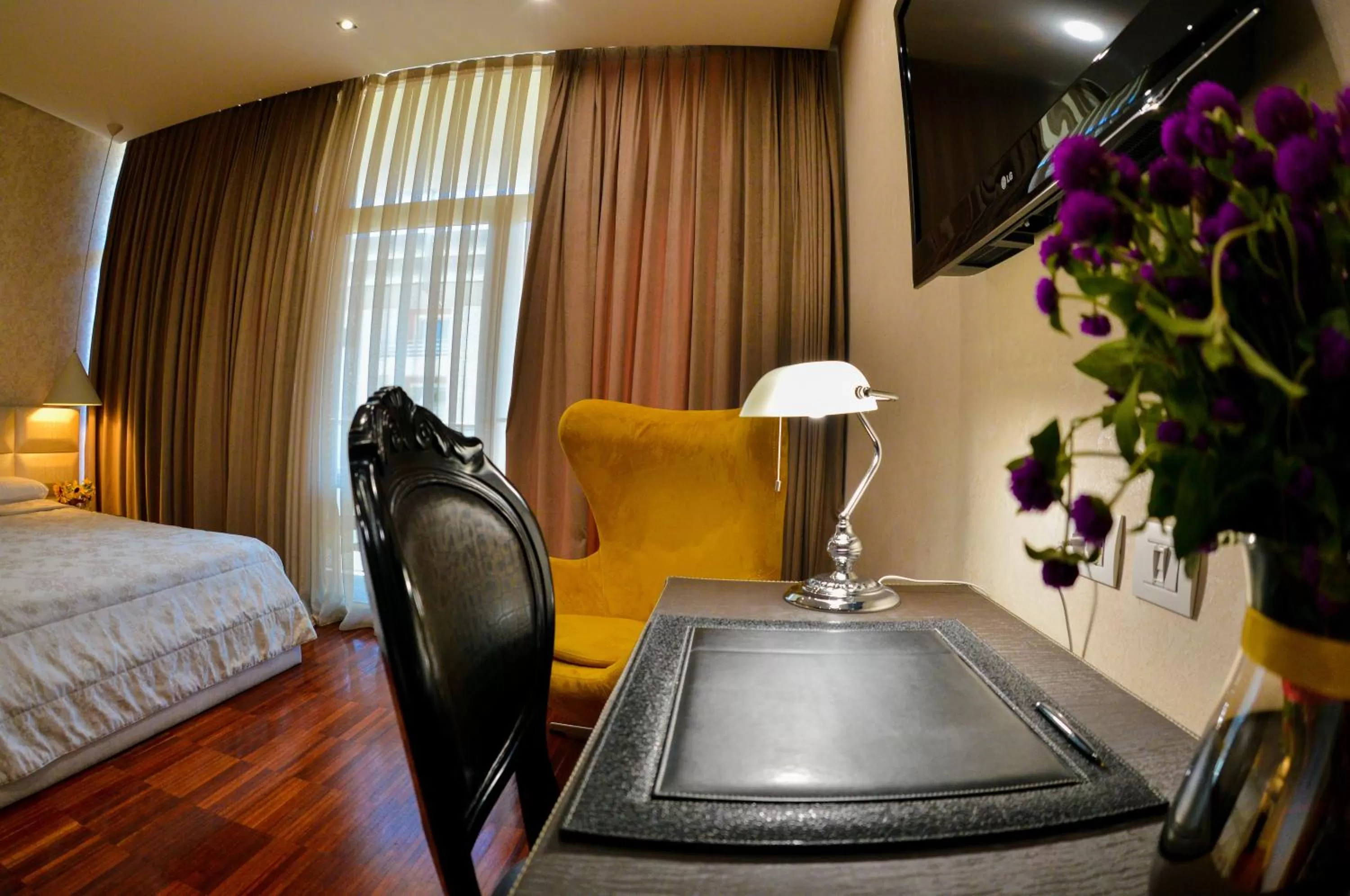 Toilet, Bed in La Bohème Hotel