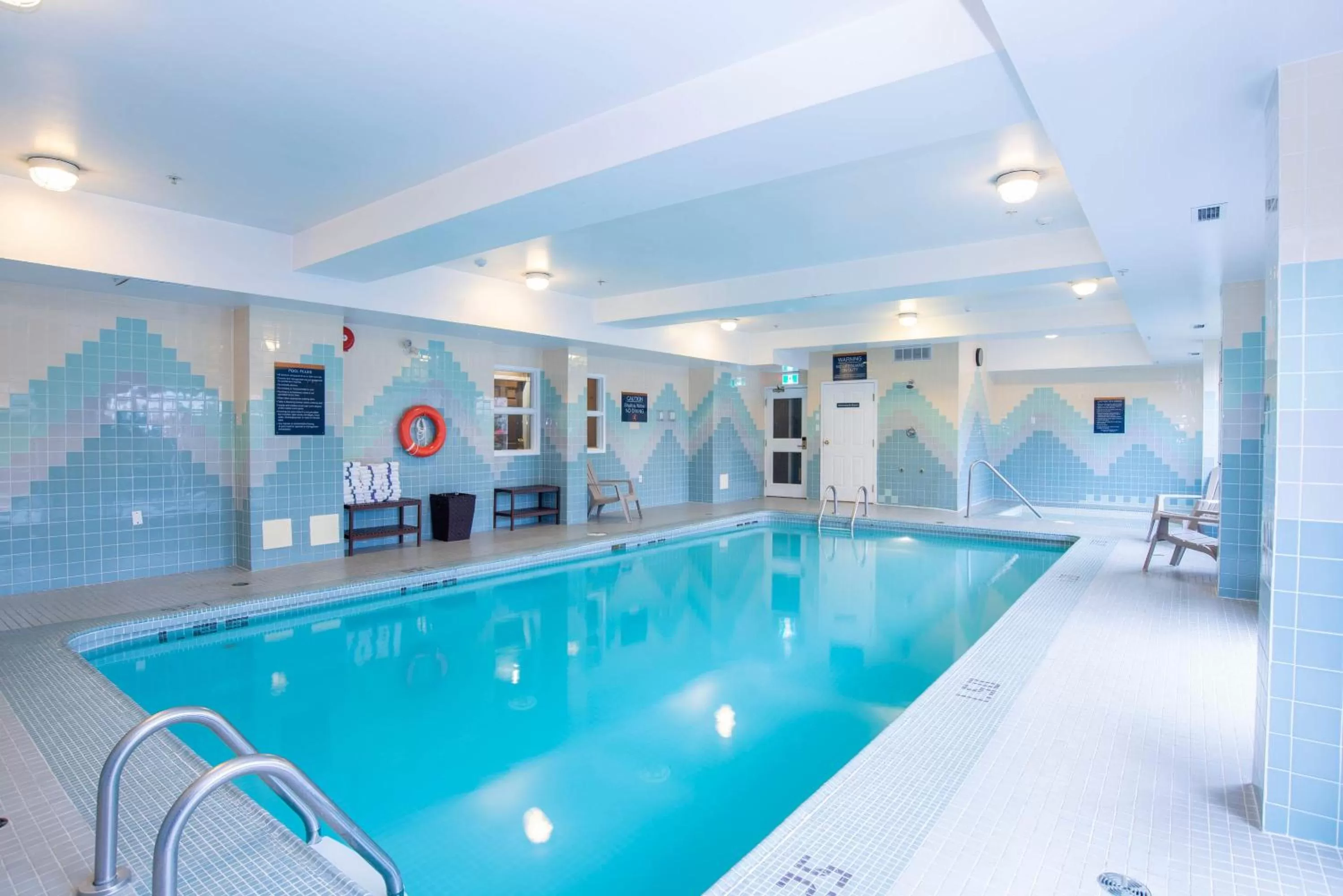 Swimming pool in Sandman Hotel Vancouver Airport