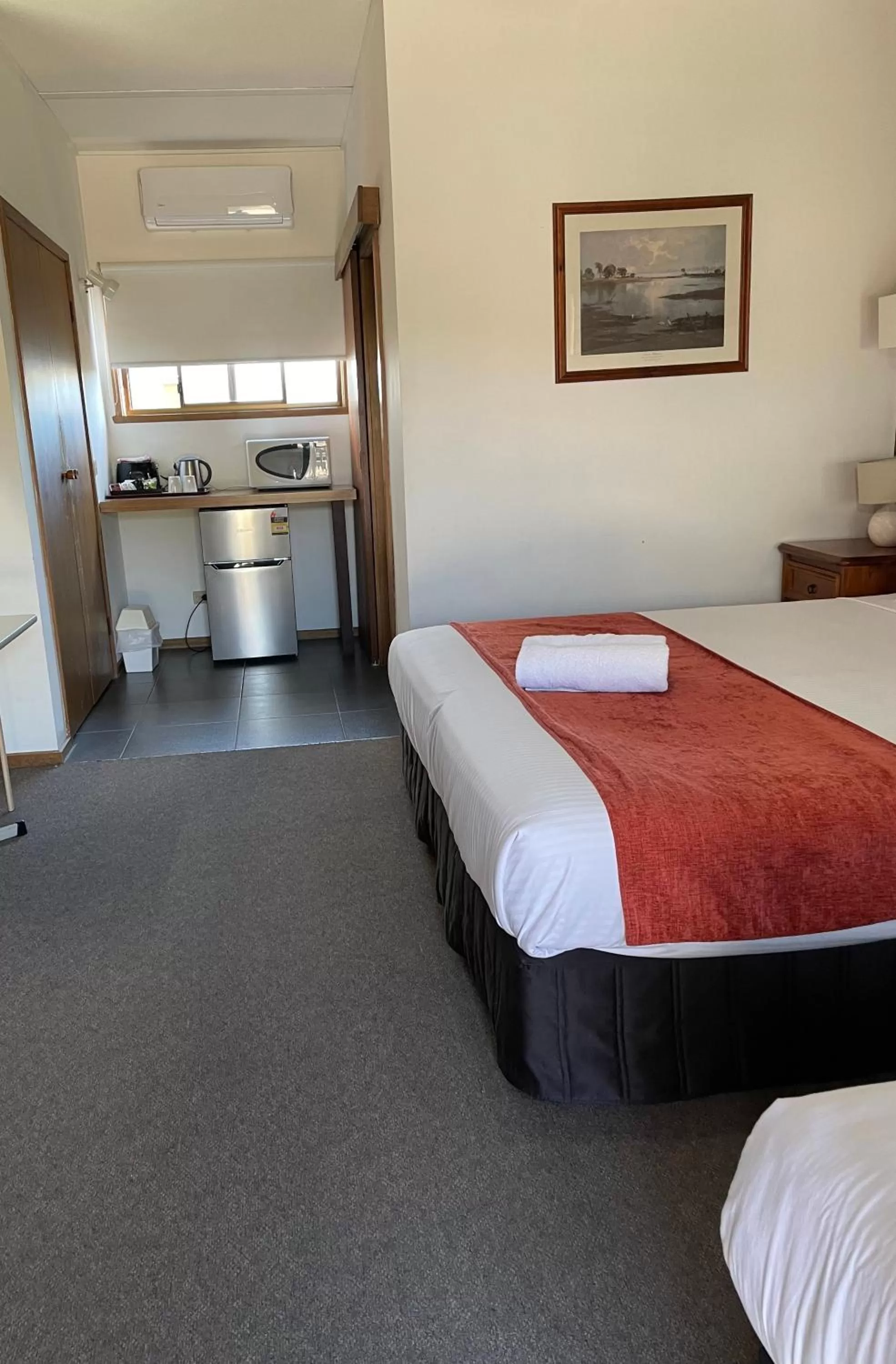 Bed in SHEPPARTON MOTOR INN Tudor House Motel