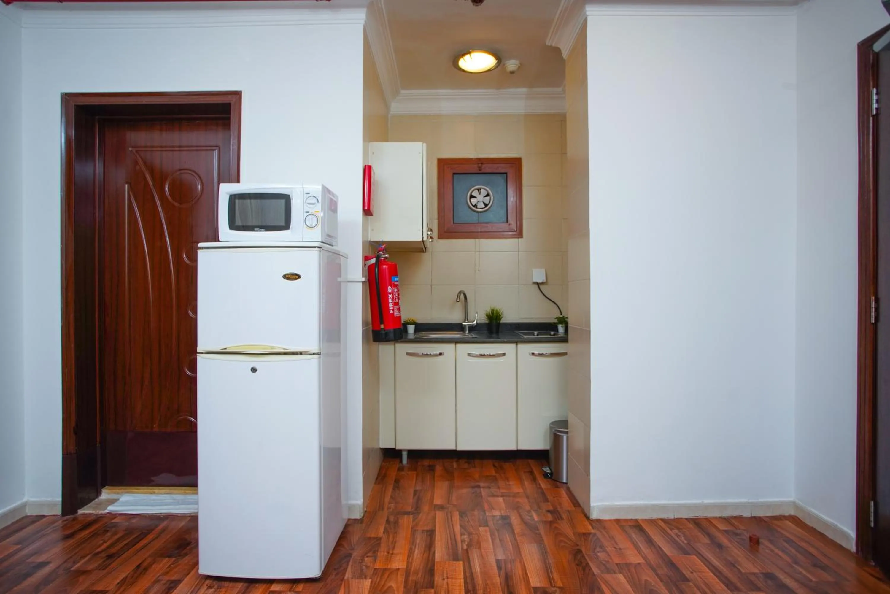 Kitchen or kitchenette in La Villa Suites Hotel