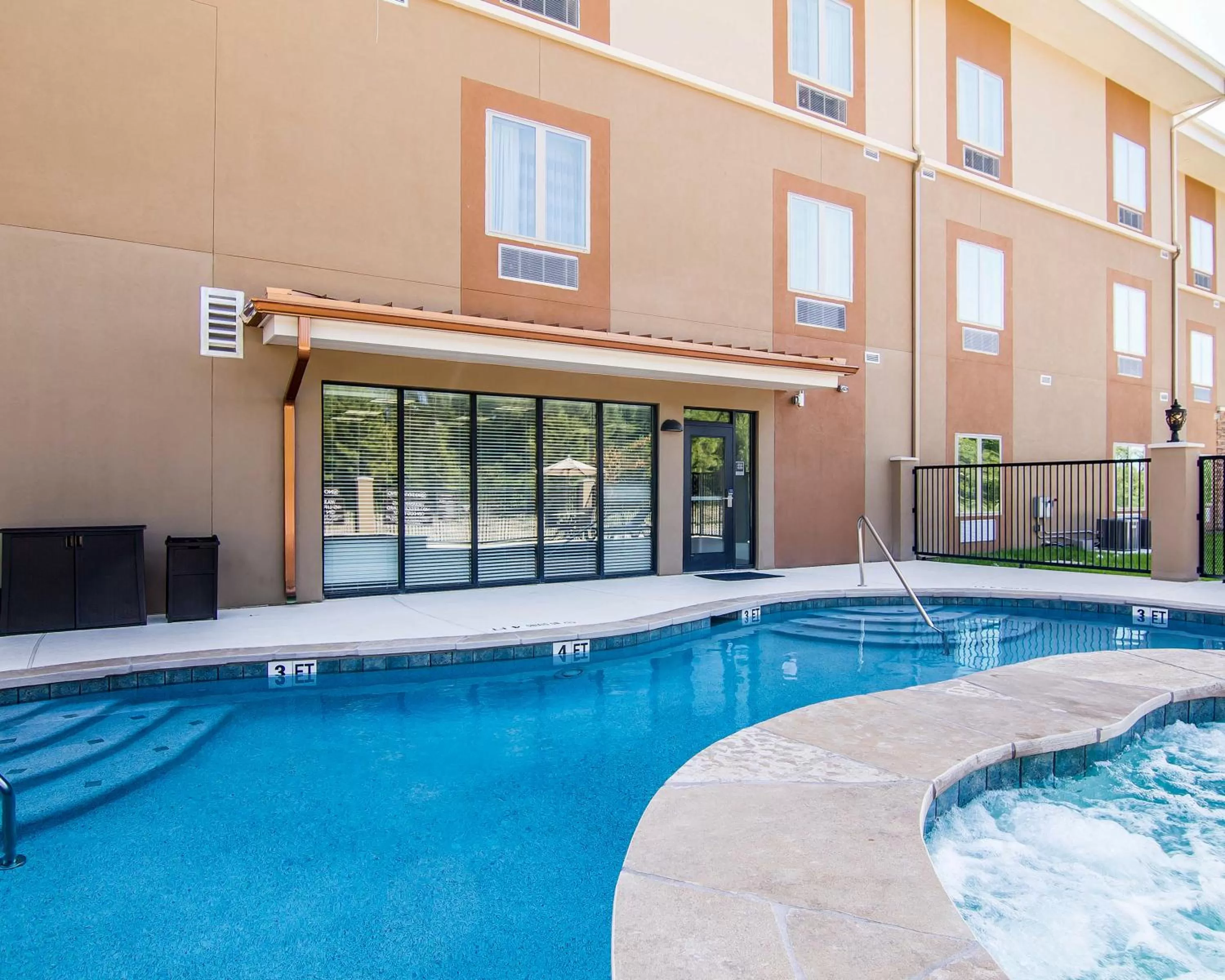 Swimming pool in MainStay Suites Lufkin