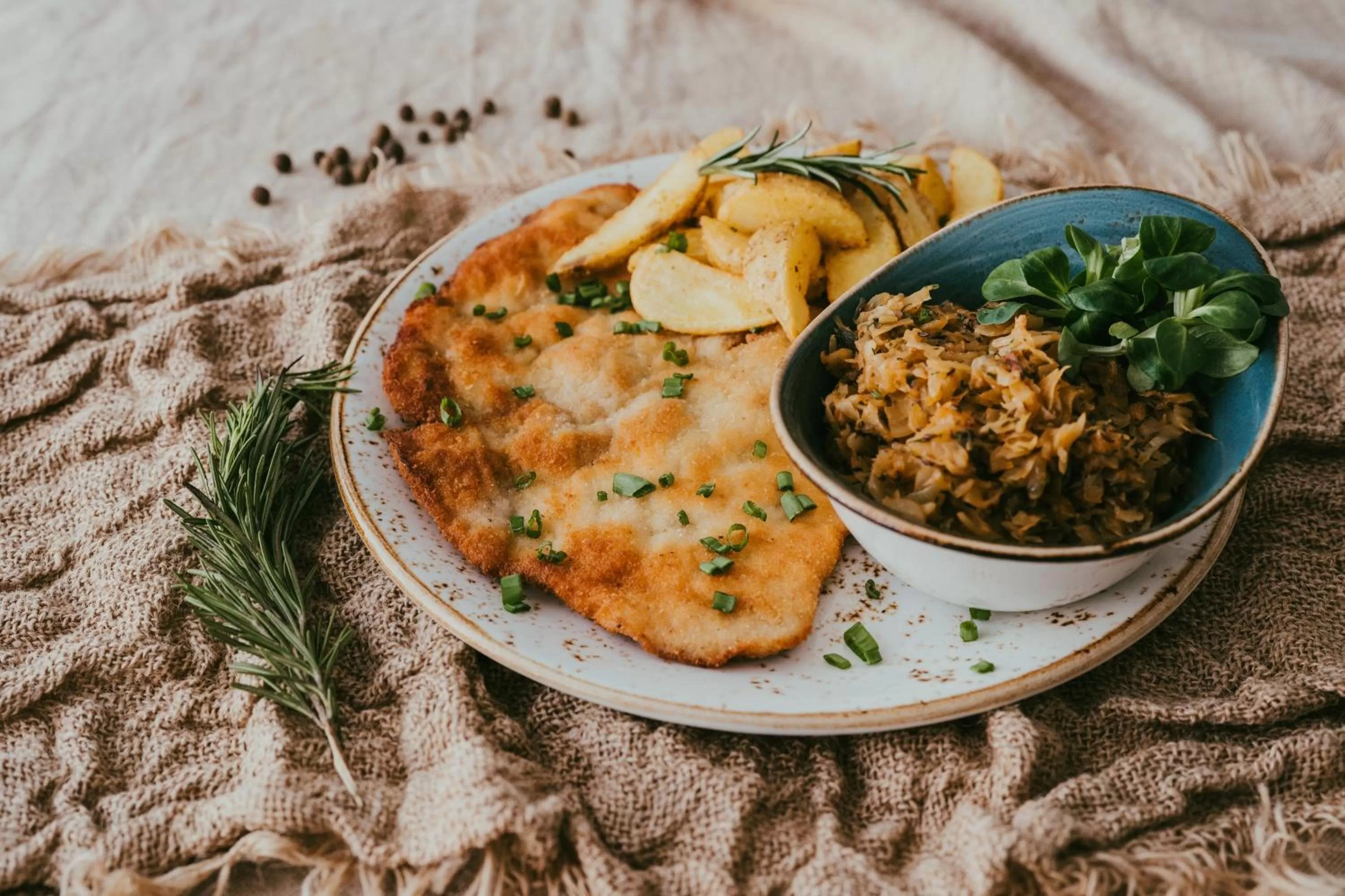 Restaurant/places to eat in Gold Hotel