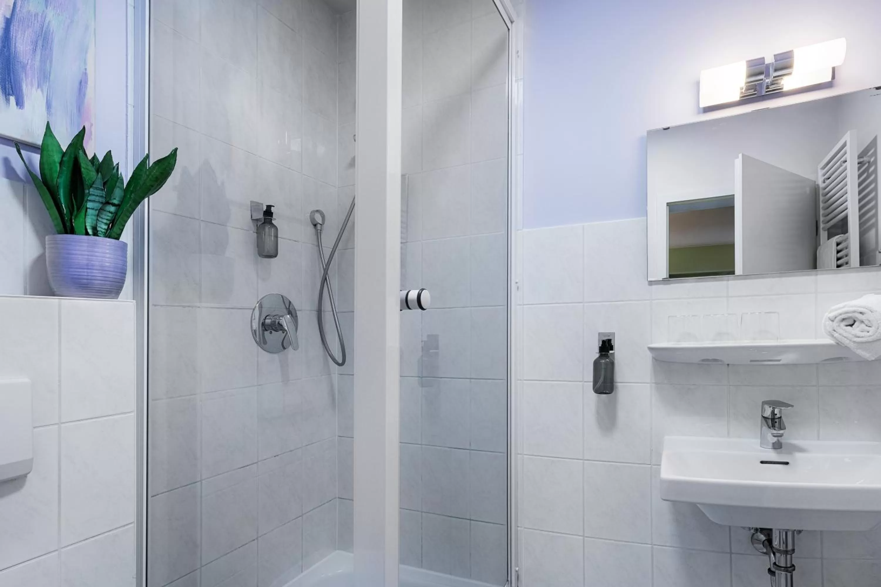 Bathroom in Hotel Kunterbunt - by homekeepers