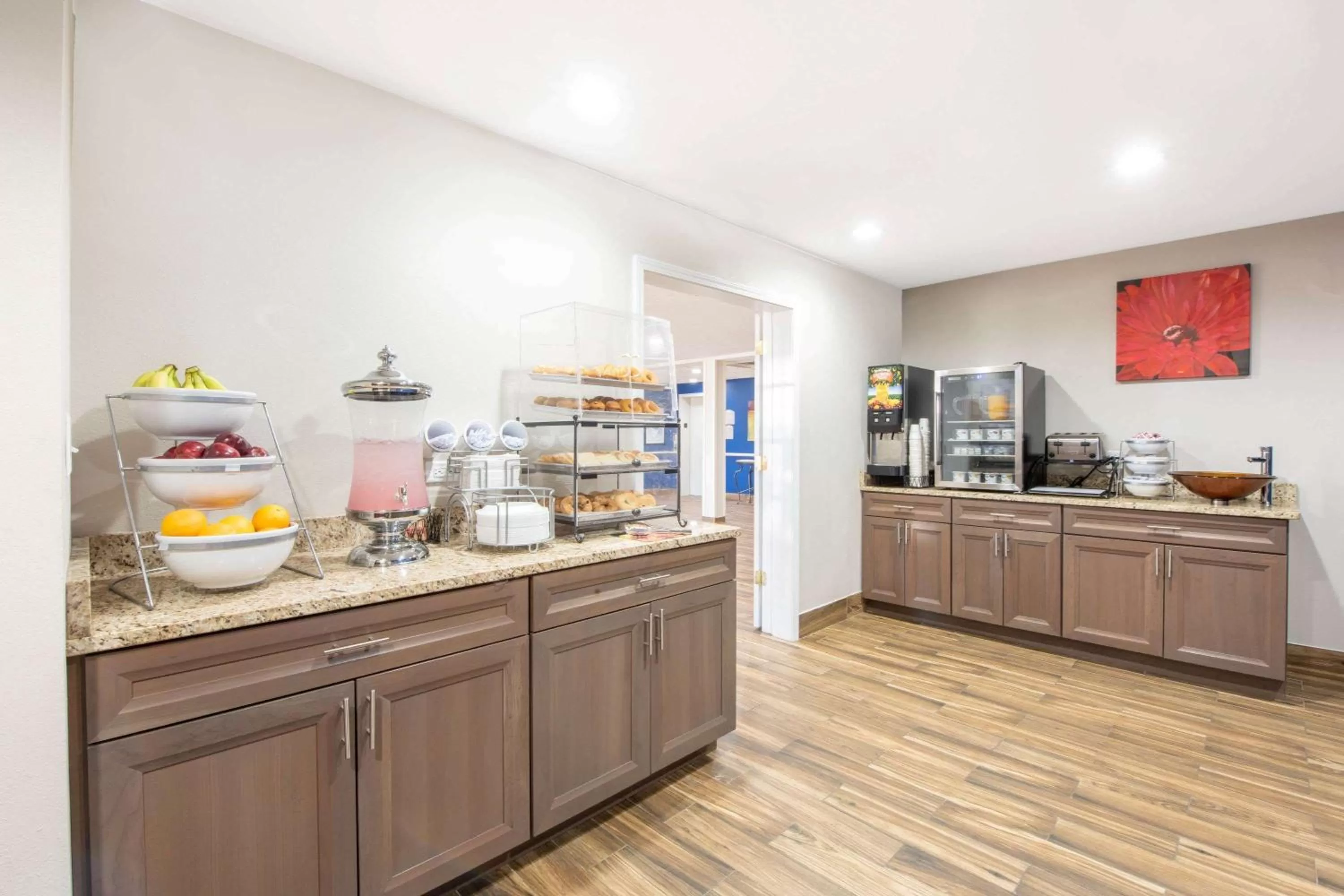 Restaurant/places to eat in Microtel Inn & Suites by Wyndham Springfield